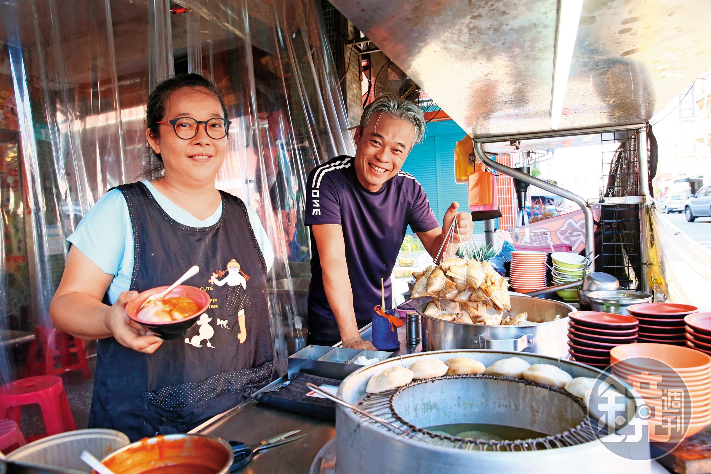 新北三峽近50年的池記肉圓老店，從流動的三輪摩托攤車起家，現由第二代池欣頻（左）與男友張博尊（右）一起經營，肉圓偏傳統彰化口味，北部粽也很受歡迎，每天各可賣出200顆以上。