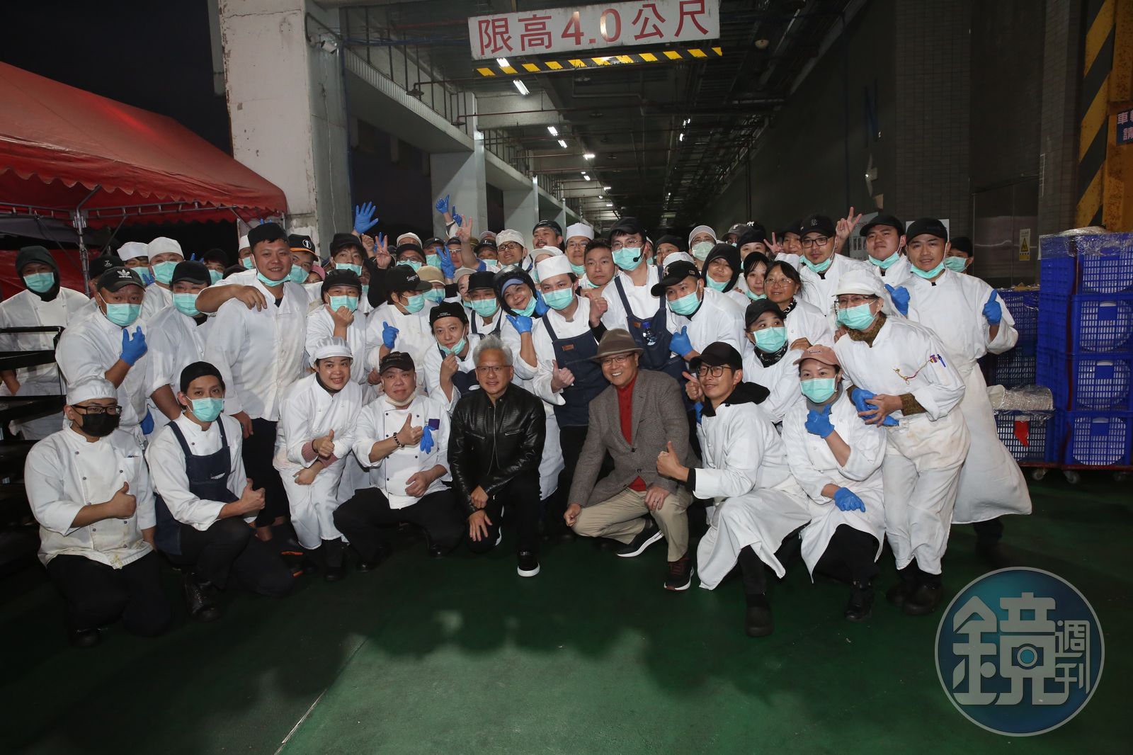 黃仁勳走祕密通道趕場，和工作人員們合照。