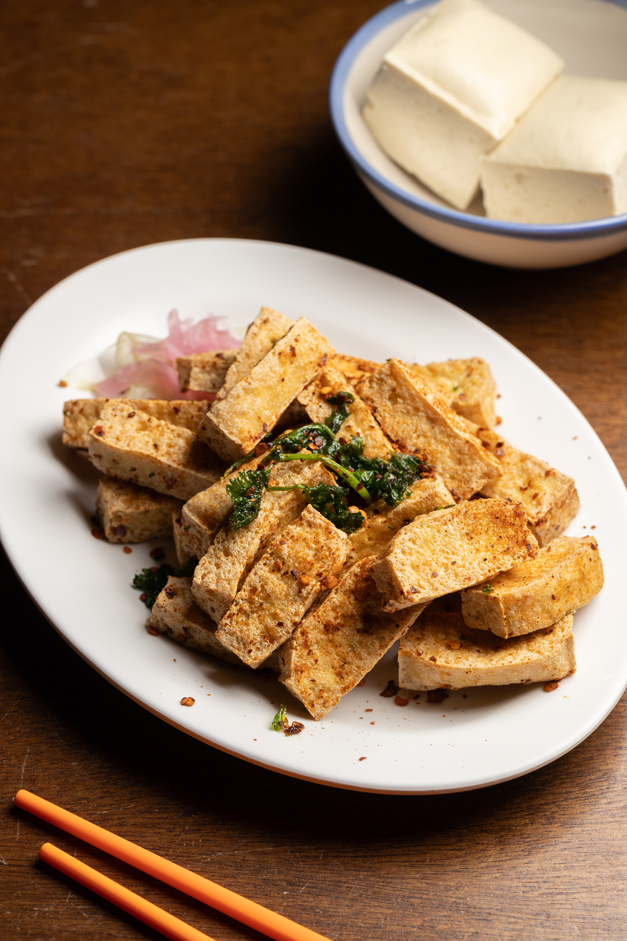「臭豆腐薯條」撒上Bee特製的辣粉,迷人花椒香氣讓臭豆腐變成最美味的炸物零嘴。(90元/份)