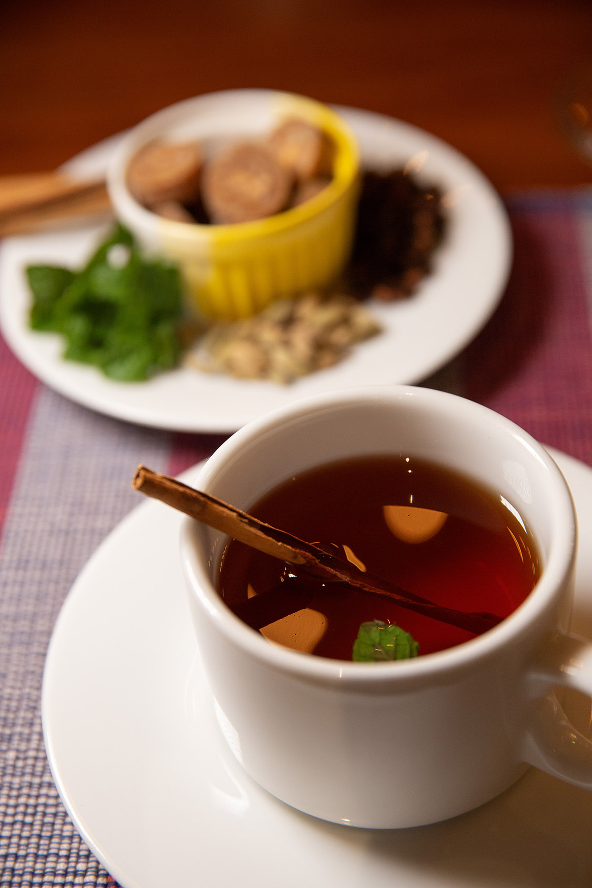 晚餐還沒上桌前，服務生會先端來肉桂茶，為我們在高地下榻的夜晚，送上暖流。