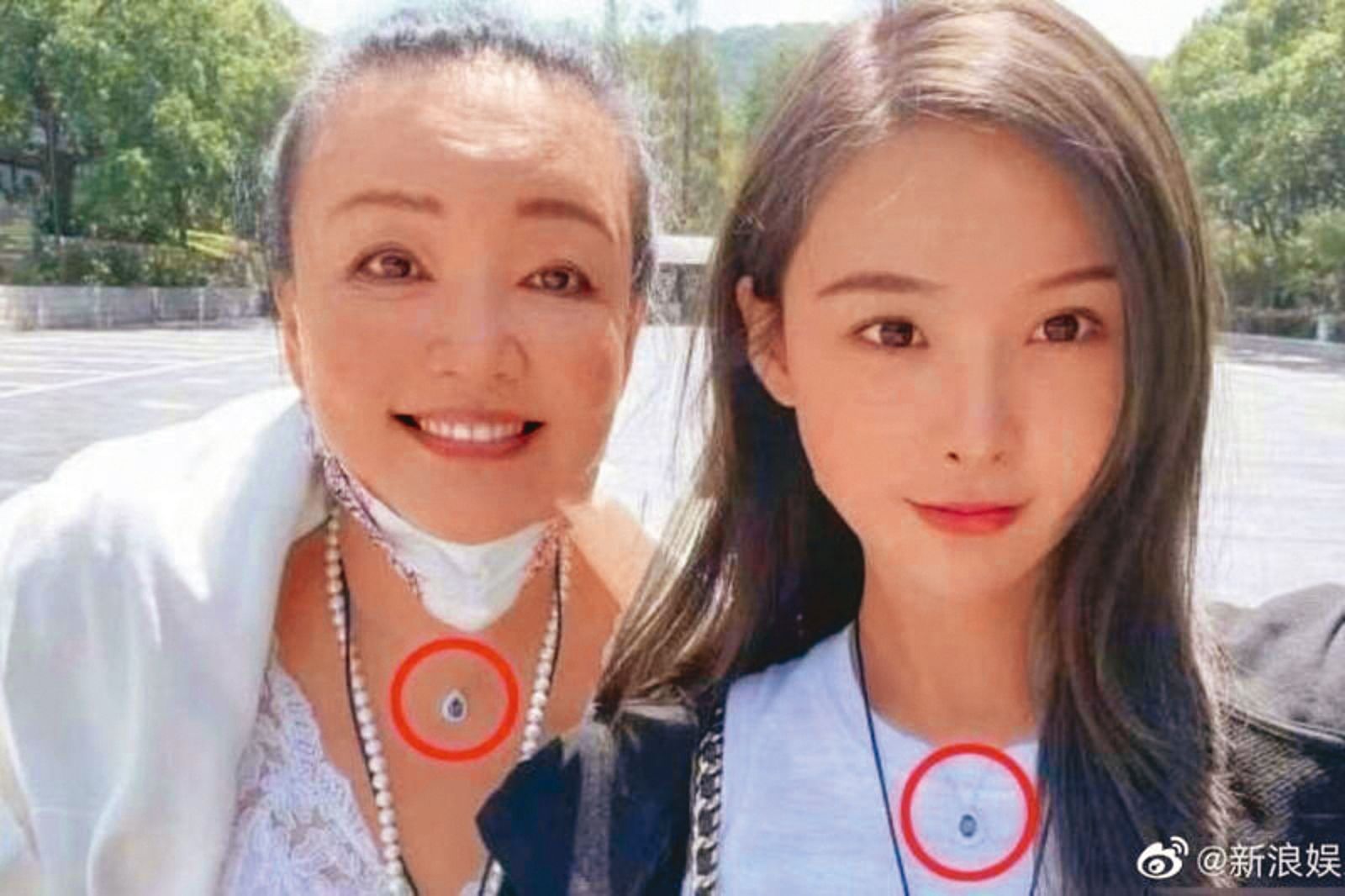 當時張蘭（左）還和張穎穎（右）戴同款項鍊，顯示好交情。（翻攝自新浪微博）
