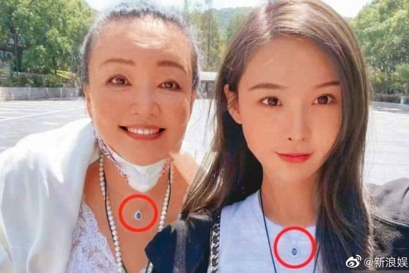 當時張蘭(左)還和張穎穎(右)戴同款項鍊,顯示好交情。(翻攝自新浪微博)