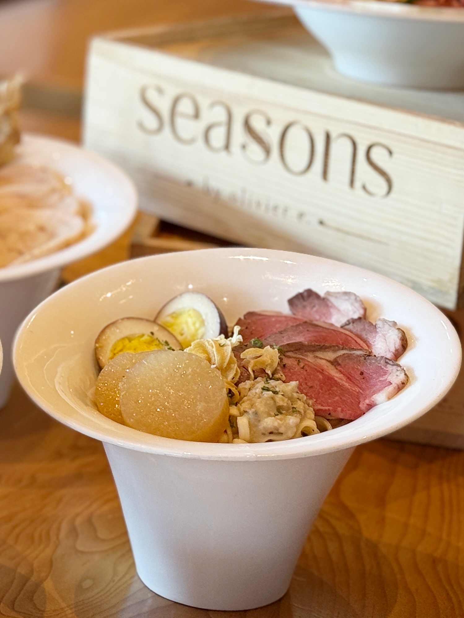 「香烤肋眼牛肉洋蔥湯麵」以紅酒燉蛋取代傳統滷蛋，另佐白蘿蔔與蒜片。（498元／碗）