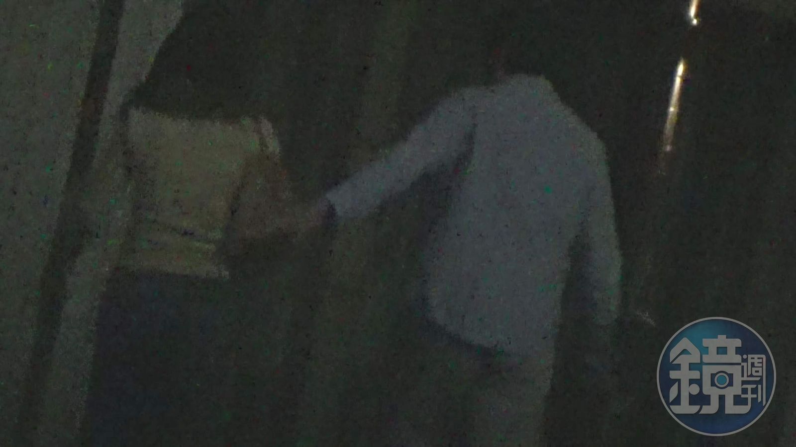 梁懷玉與女<a href='/search/tags/學生/' target='_blank'>學生</a>親密牽手。（讀者提供）