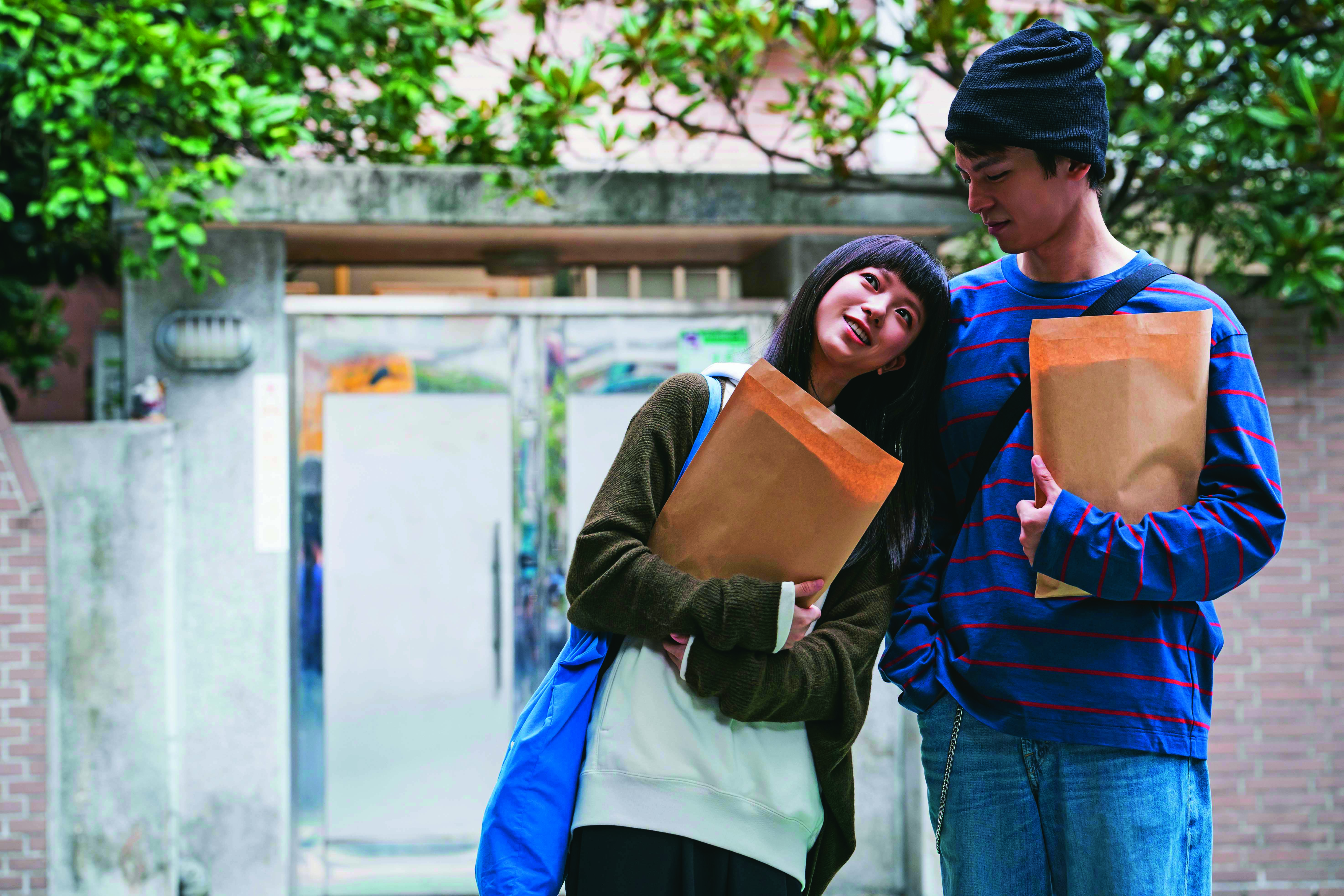 外型甜美的項婕如（左）對戲裡的男友林柏宏（右）有各種奇怪的要求。（華映提供）