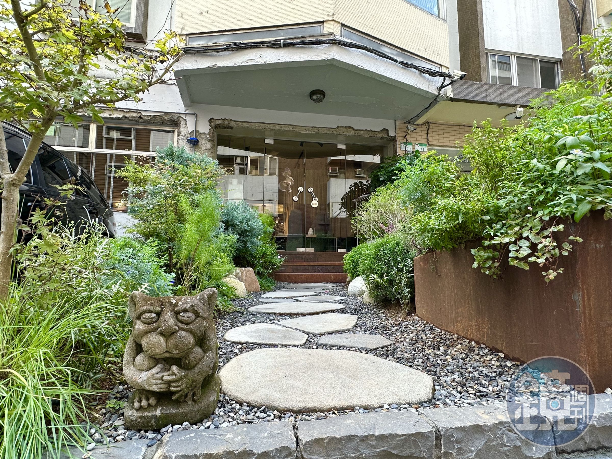 「foldie蔬食餐酒館」門口以大量植栽營造都市叢林感。