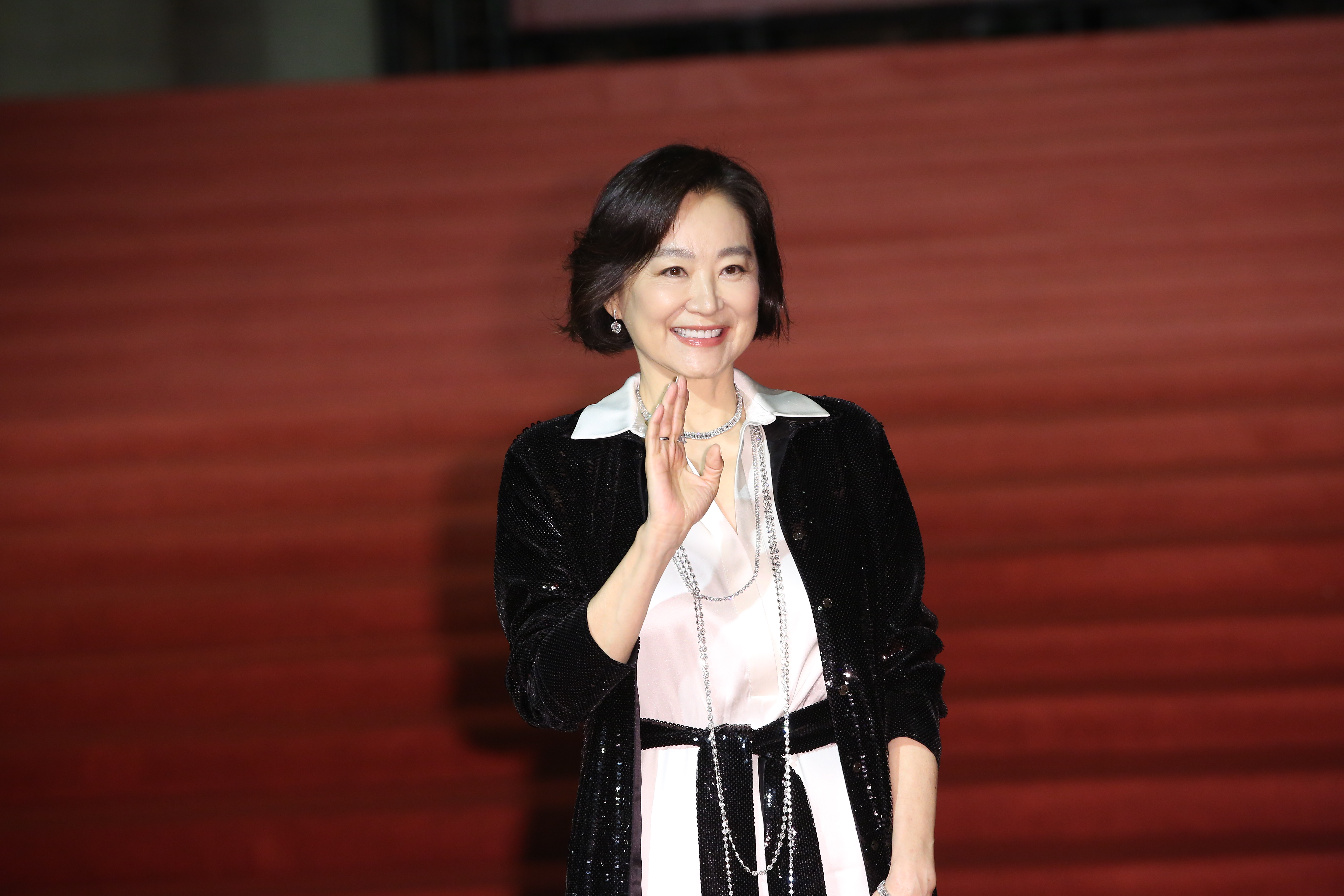 林青霞以白襯衫搭配亮片黑罩衫及長裙，走在紅毯上氣場全開。