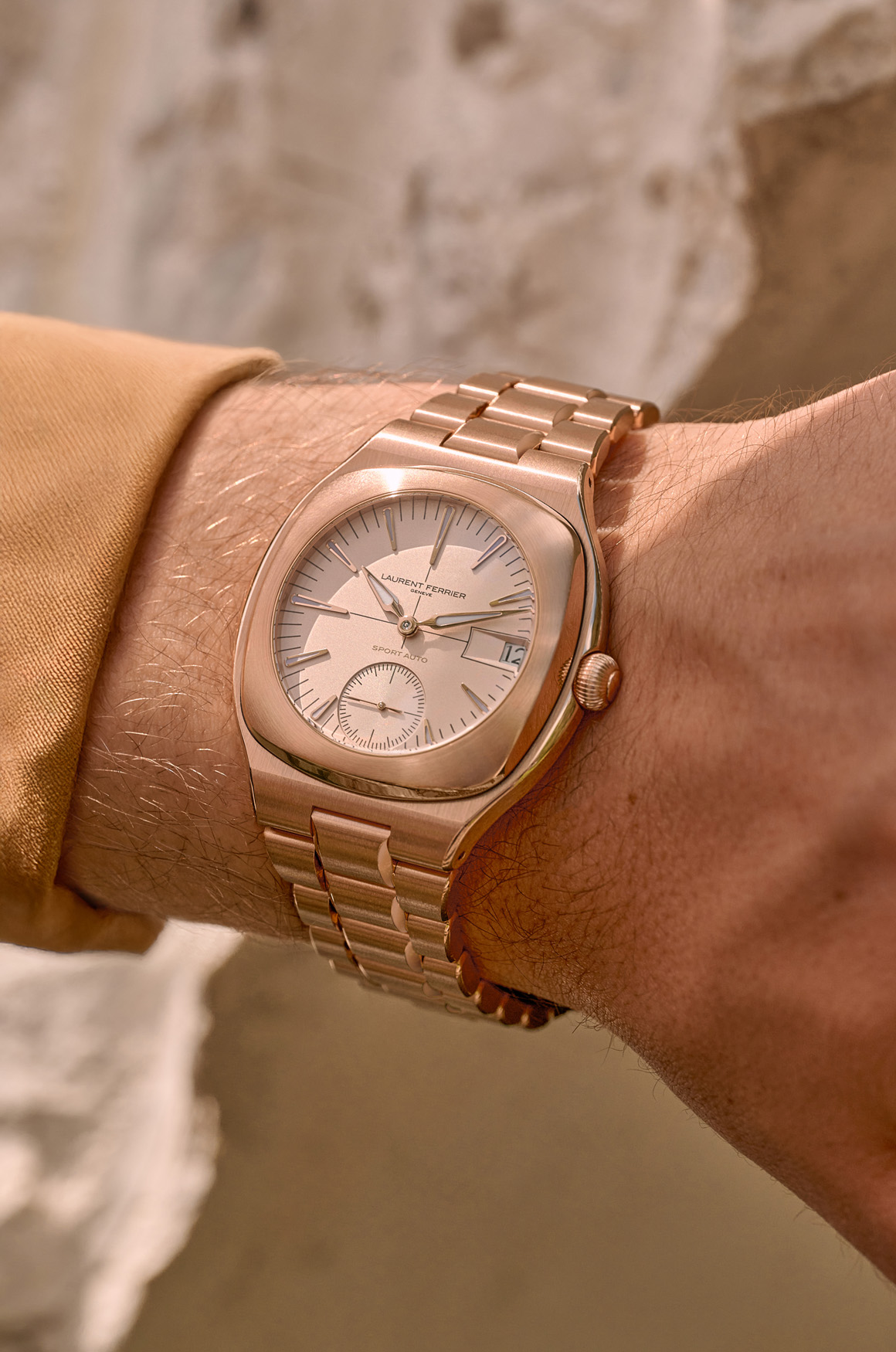 為慶祝品牌創立15週年，LAURENT FERRIER 推出全新版本 Sport Auto 79，不僅是系列進化，更是一場重要歷史的具現—1979年，Laurent Ferrier 與 François Servanin 以業餘車手身份，勇奪利曼24小時耐力賽總排名第三。那枚於頒獎台上悄然遞出的腕錶，成為日後創立品牌的起點。