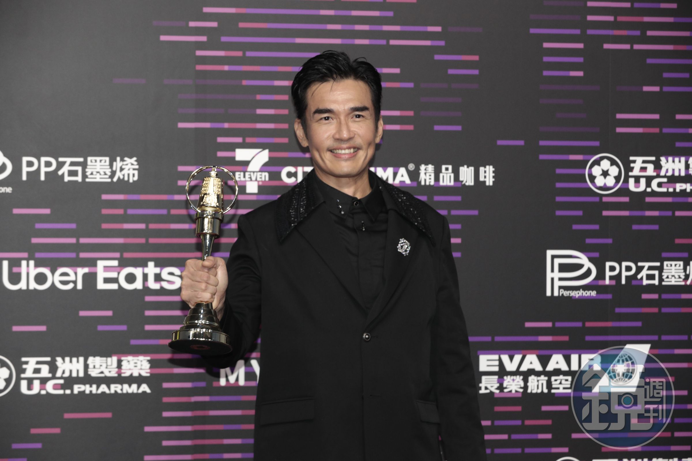 楊一展第一次獲獎,以《化外之醫》的仲介,拿下金鐘60最佳男配角獎。