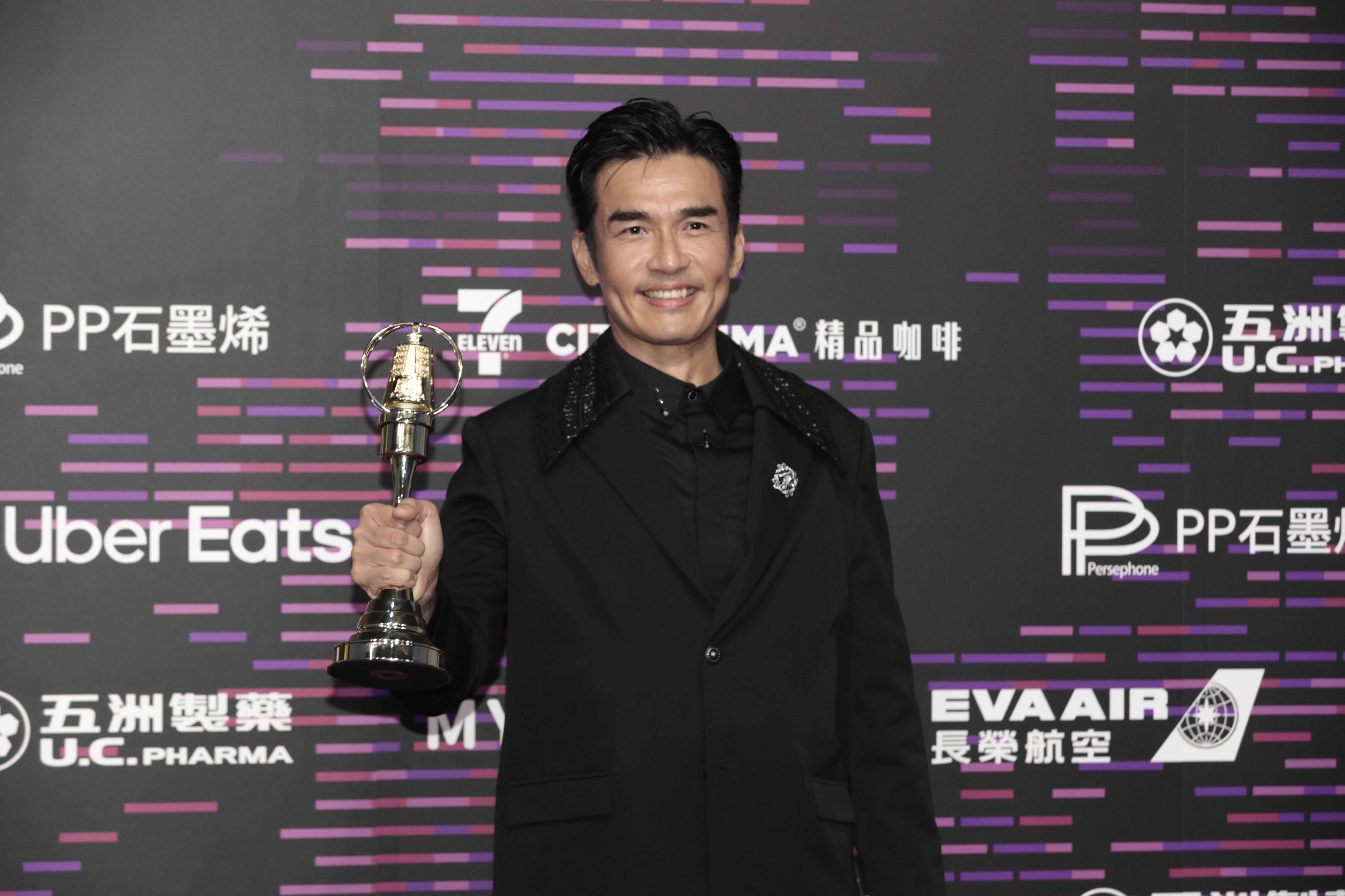 楊一展第一次獲獎，以《化外之醫》的仲介，拿下金鐘60最佳男配角獎。