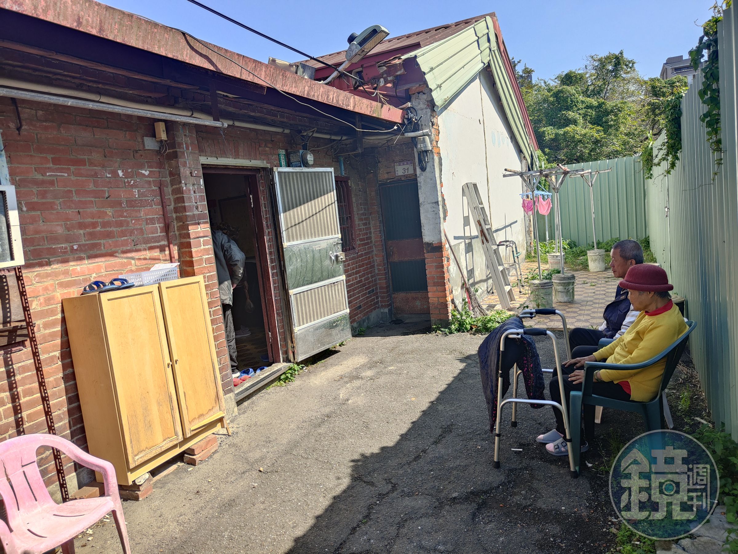 李先生與母親不解一樣是眷村住戶，為何會因土地問題走向不同人生。