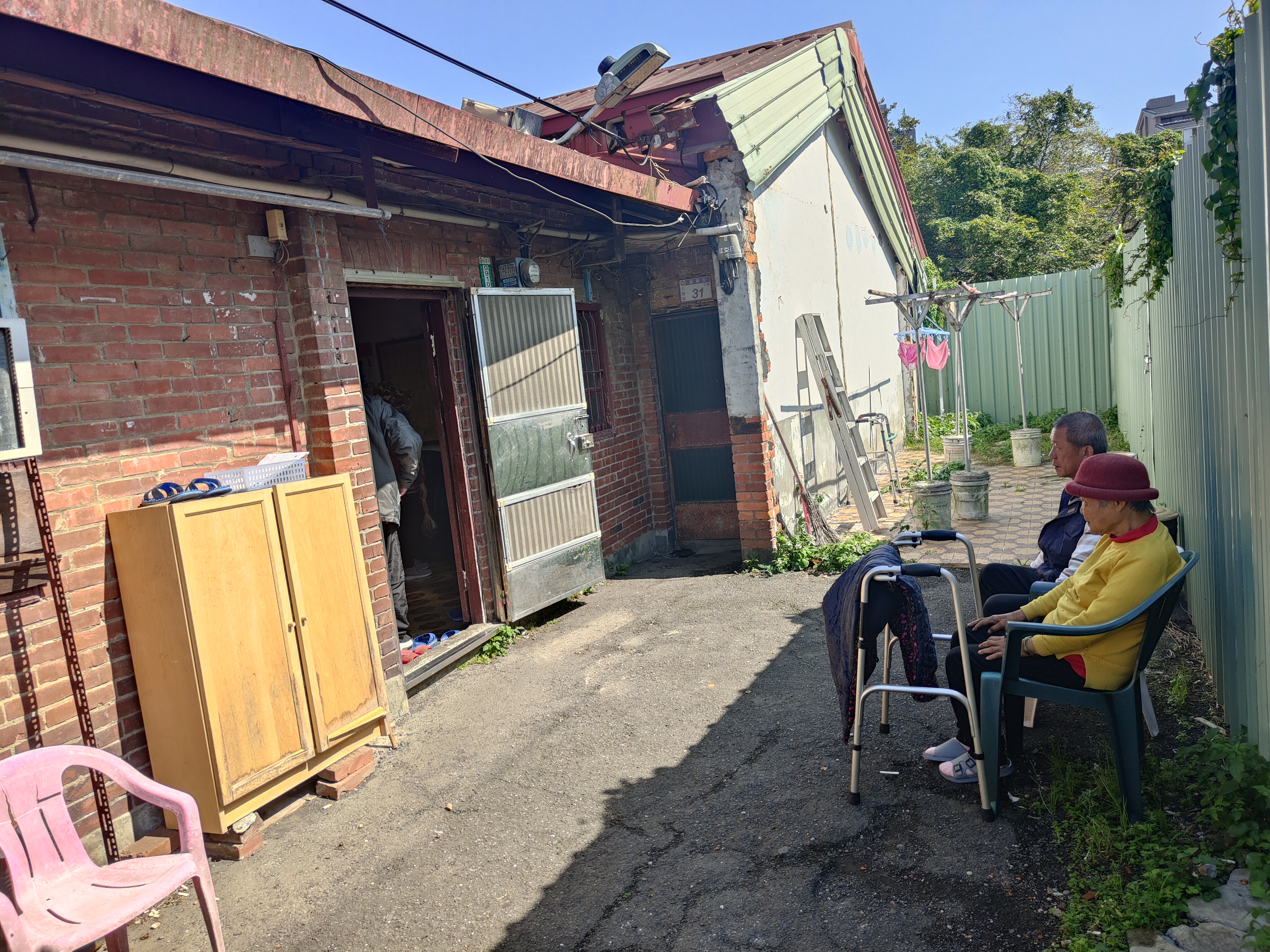 李先生與母親不解一樣是眷村住戶,為何會因土地問題走向不同人生。