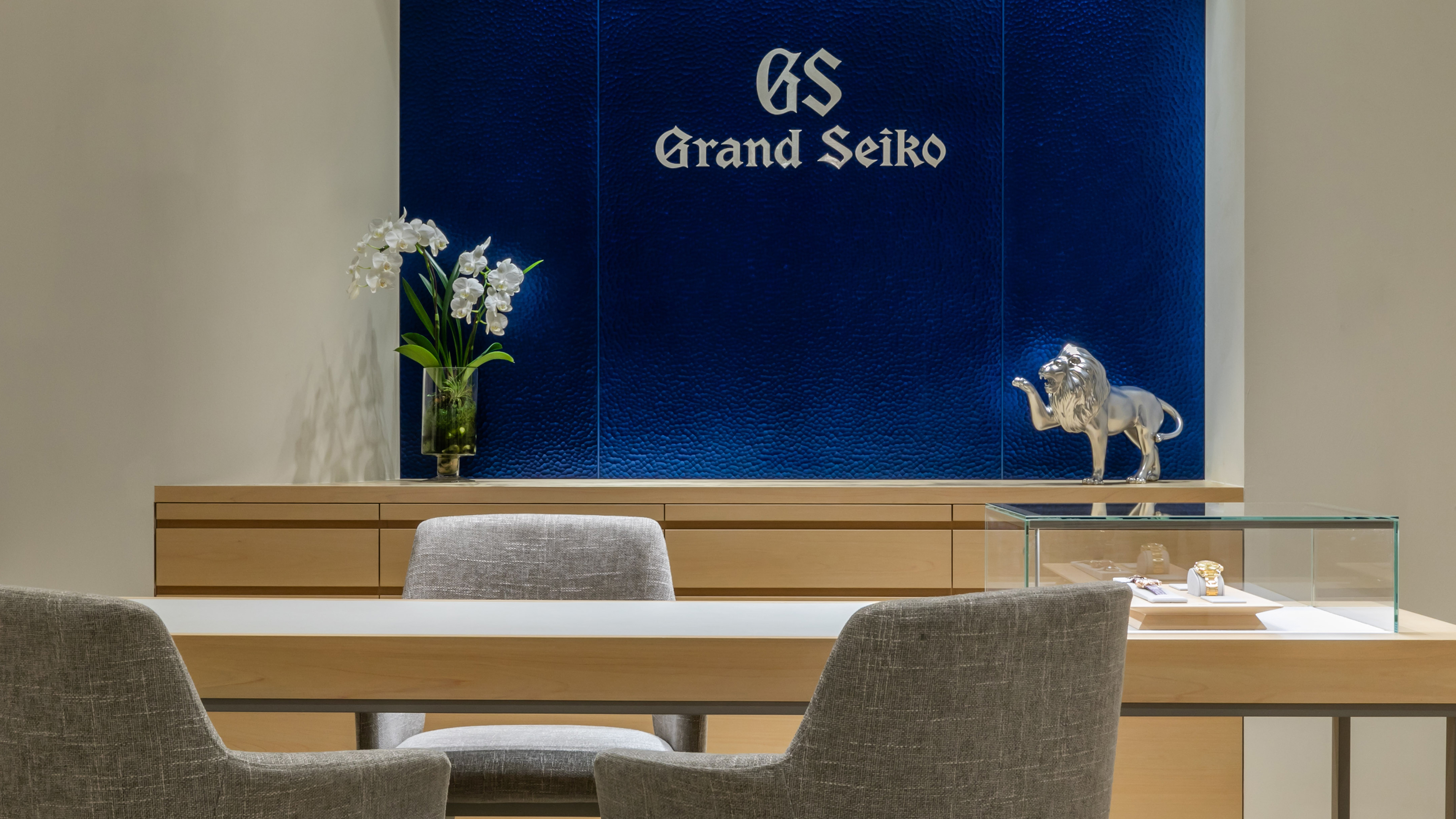 GRAND SEIKO台北101專賣店日前重新開幕，全新的空間規劃結合石材與木材的運用，延續品牌Alive in Time的設計理念，將對於大自然獨到詮釋的日系美學鋪敘其中。