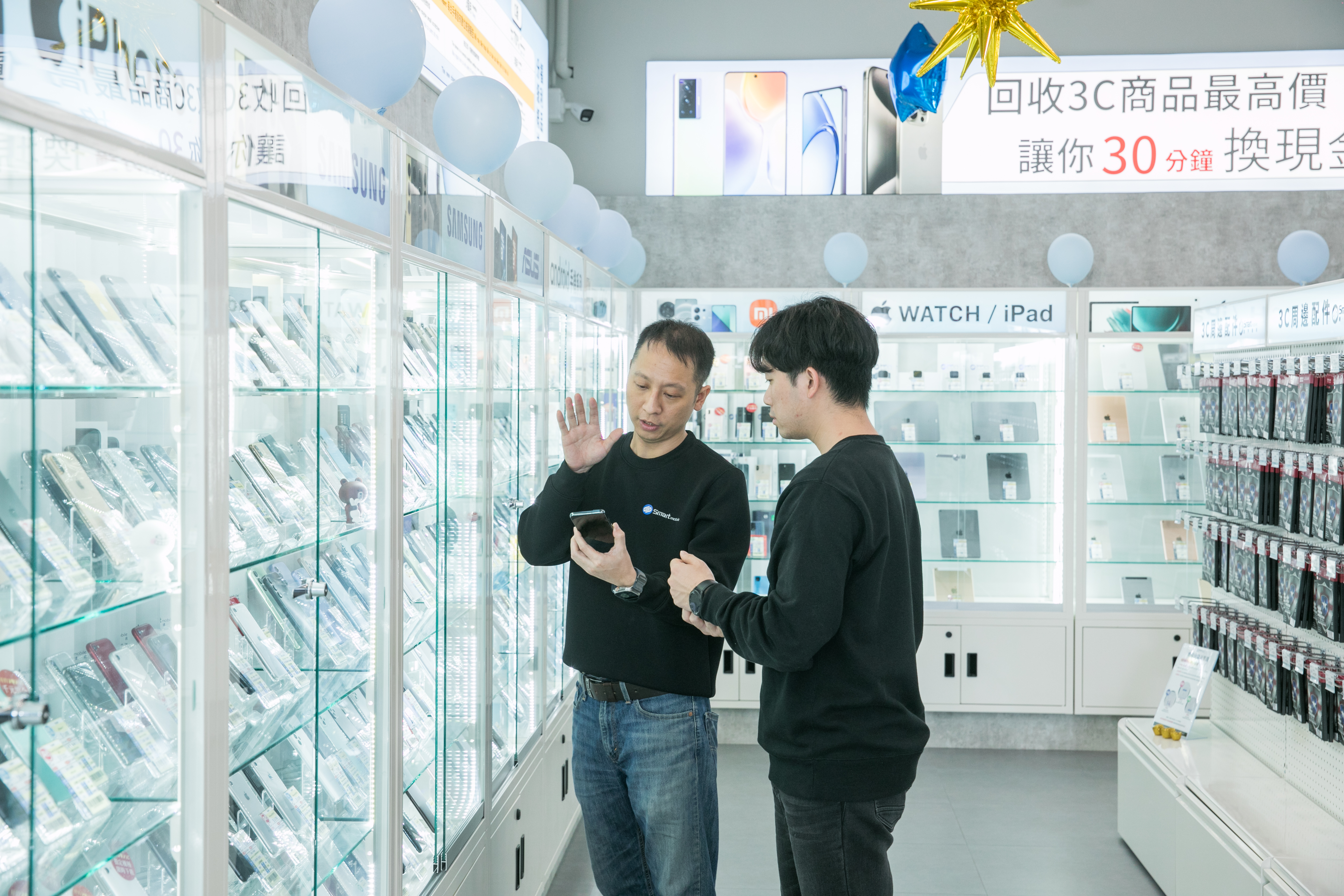 莊涵凱17歲第一份工就是在通訊行上班，在這個行業深耕27年，他把二手手機這門生意做得專精。