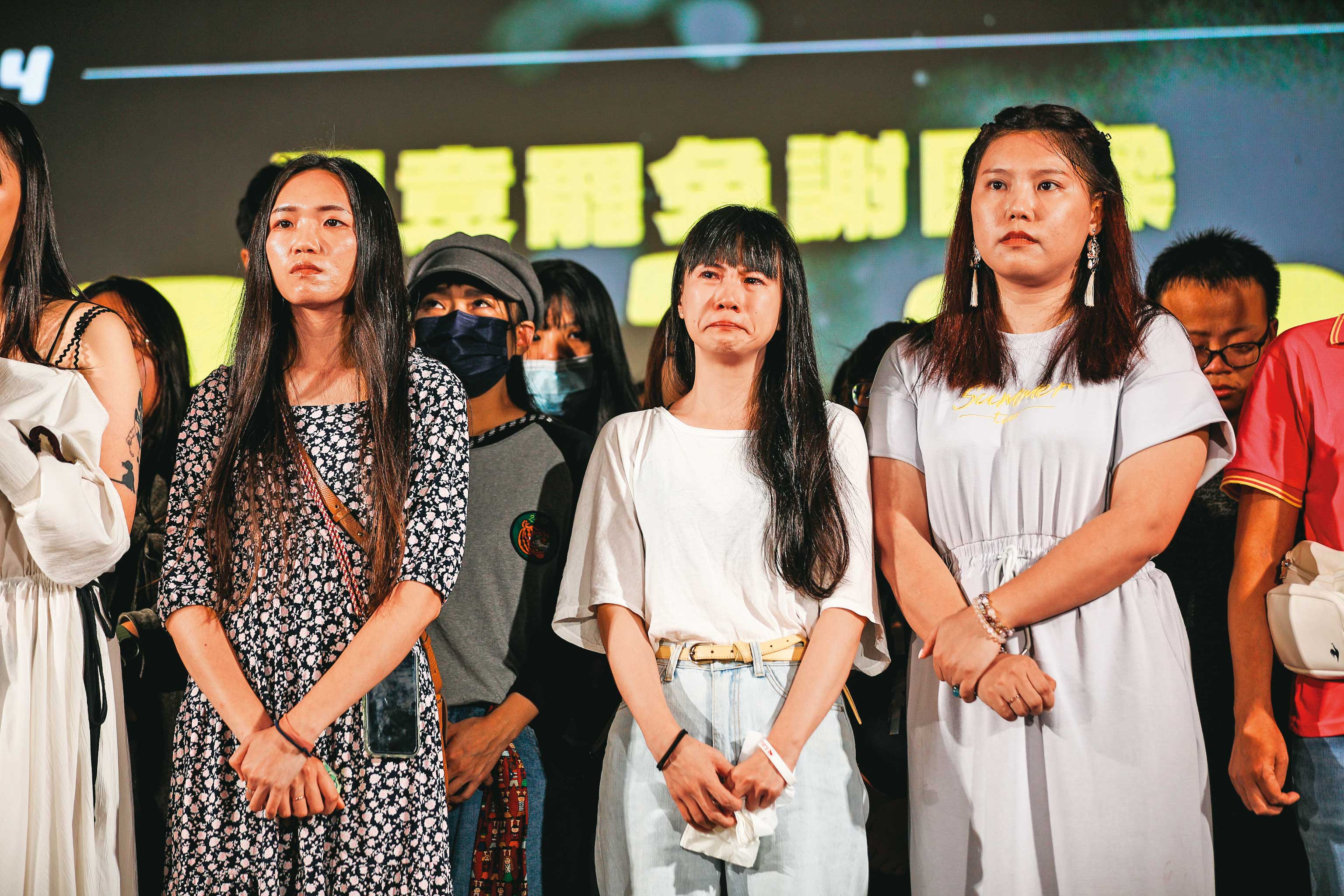 發動罷免的公民團體由學生、年輕上班族組成，得知罷樑案未過，面露哀悽。
