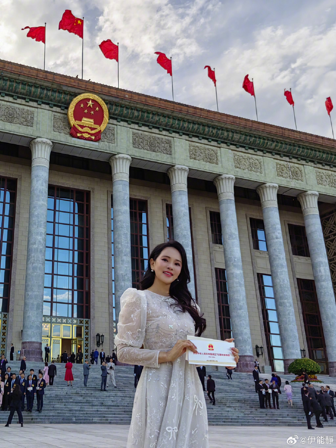 伊能靜受邀出席中國國慶招待會，現場聆聽習近平演說。（翻攝自伊能靜微博）