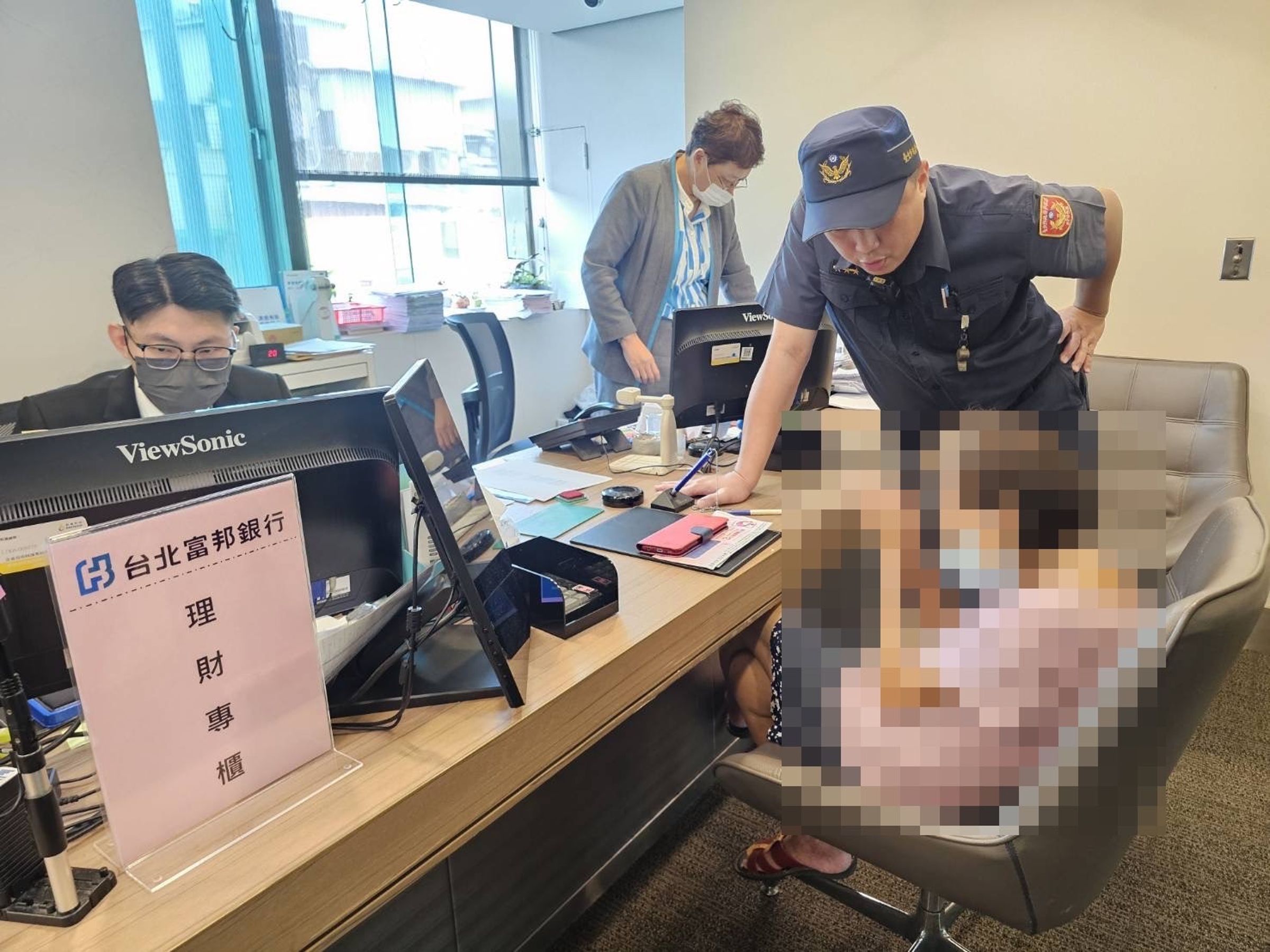 警方到銀行勸說婦人打消提領鉅款的念頭，避免遭騙。（翻攝畫面）