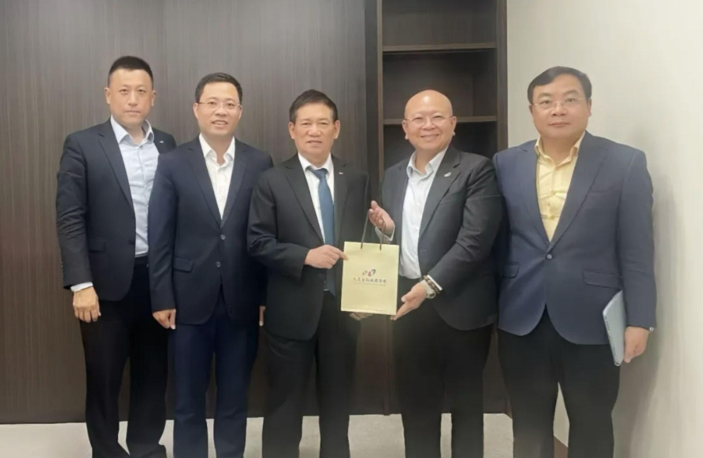 天逸集團董事長溫峰泰(右2),在越南總理府會見越南副總理胡德福(H.E. Ho Duc Phoc)。(翻攝天逸集團臉書)