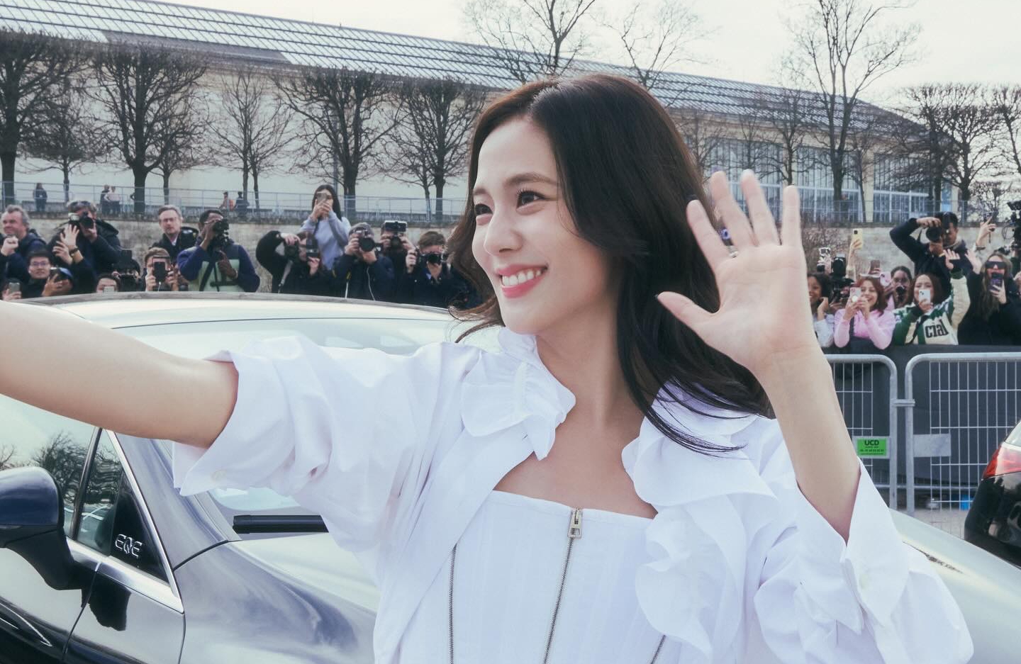 BLACKPINK成員JISOO在巴黎出席DIOR時尚大秀，親切和粉絲打招呼。（翻攝JISOO INS）