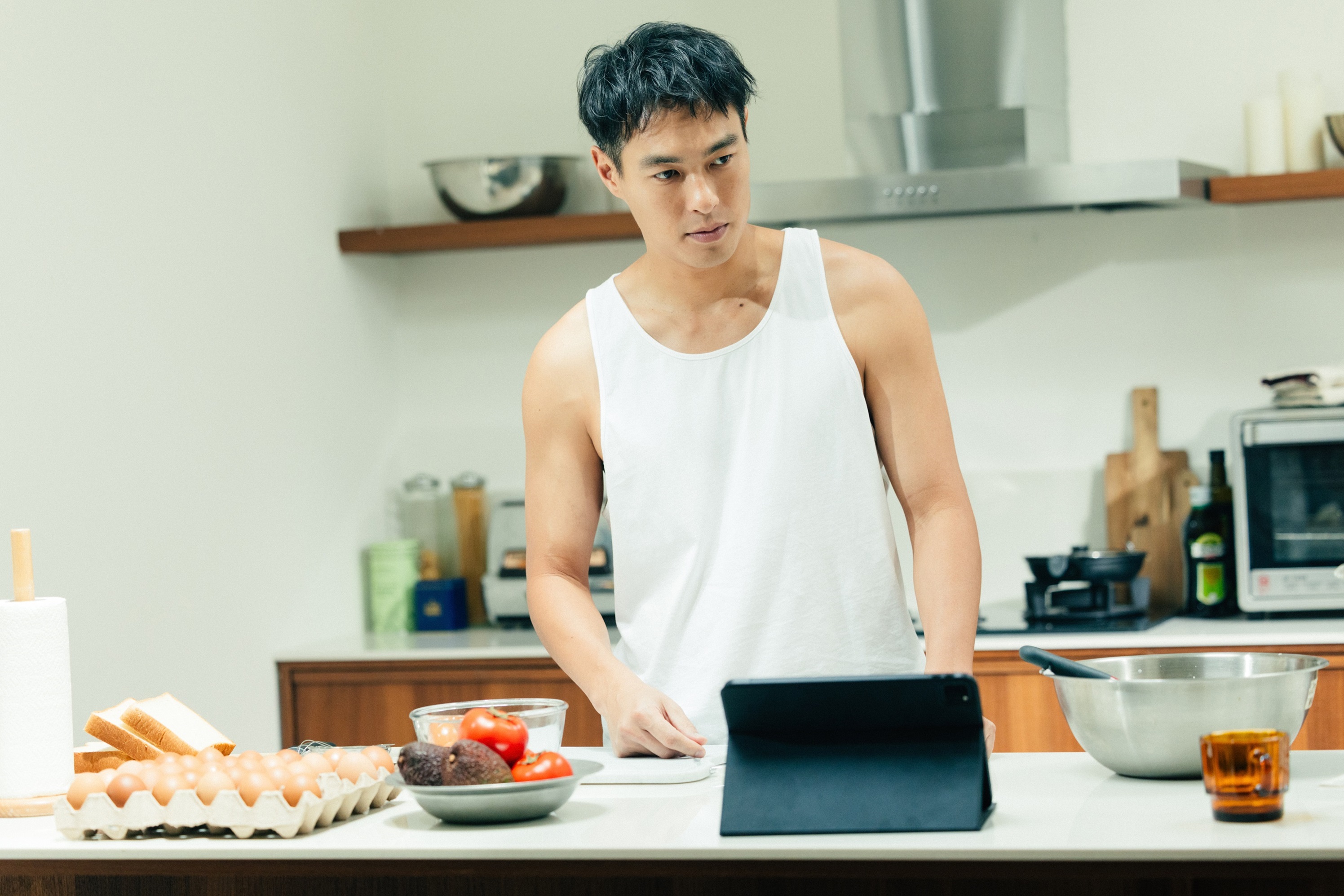 楊祐寧擔任MV男主角，大秀廚藝。（環球音樂提供）