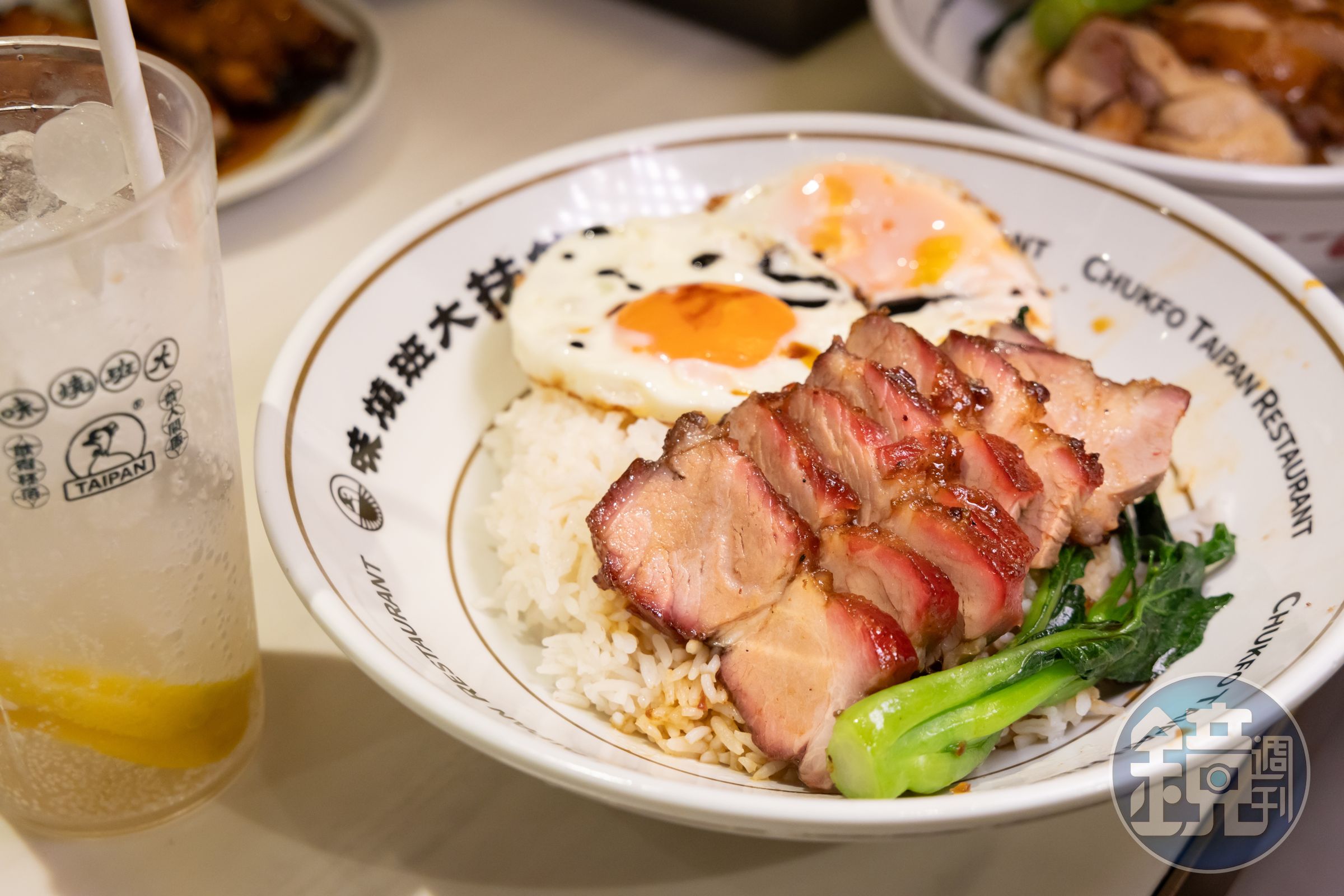 「竺扶大班燒味」店門永遠擠滿人就為吃一碗黯然銷魂飯。（港幣60元／份）