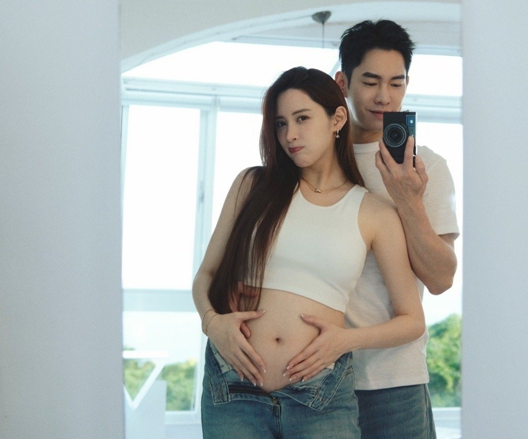 稍早歐陽妮妮PO出幾張合照，其中一張是張書豪在身後自拍，妮妮在前露出凸起的肚皮。（翻攝自歐陽妮妮微博）