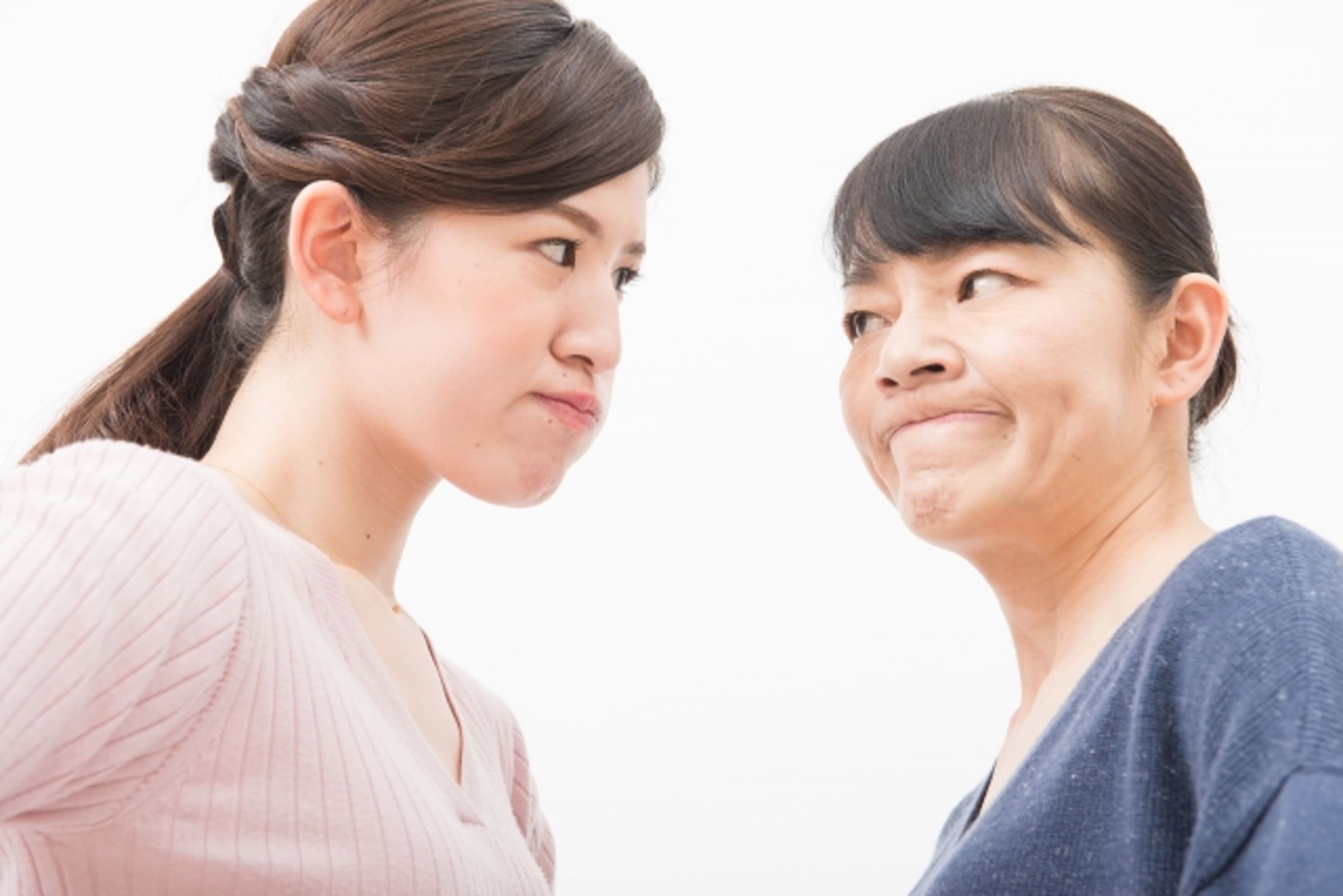 一名人妻抱怨老公偽單身約會,婆婆卻護航兒子,還反罵媳婦太鑽牛角尖。(示意圖,Pakutaso)
