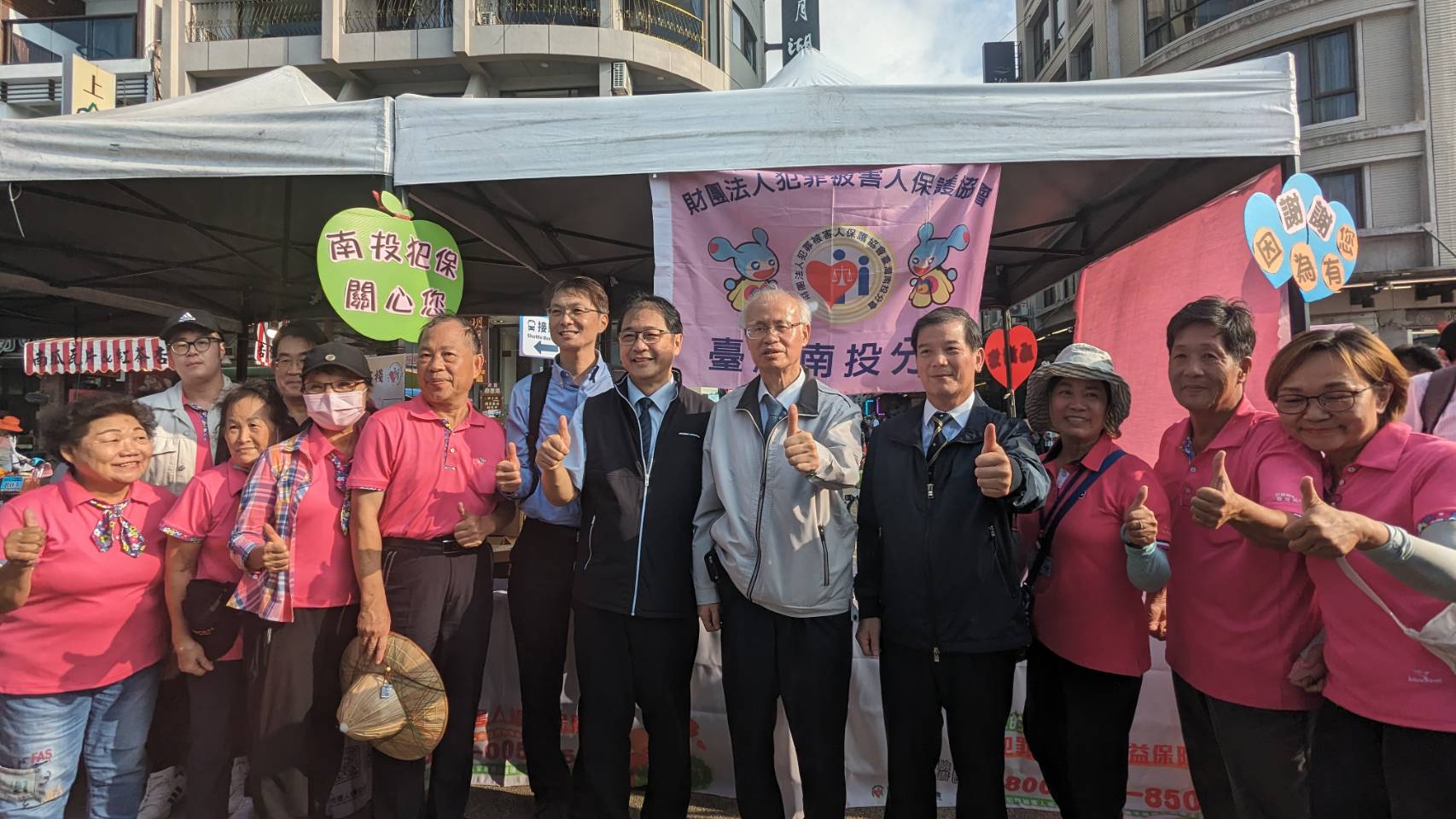 犯保協會今在伊達邵碼頭設置「馨生市集」共34個攤位，身兼高檢署檢察長的犯保董事長張斗輝親自介紹馨生人製作產品，包含美食、飾品及生活用品等，深受遊客喜愛。（犯保協會提供）   