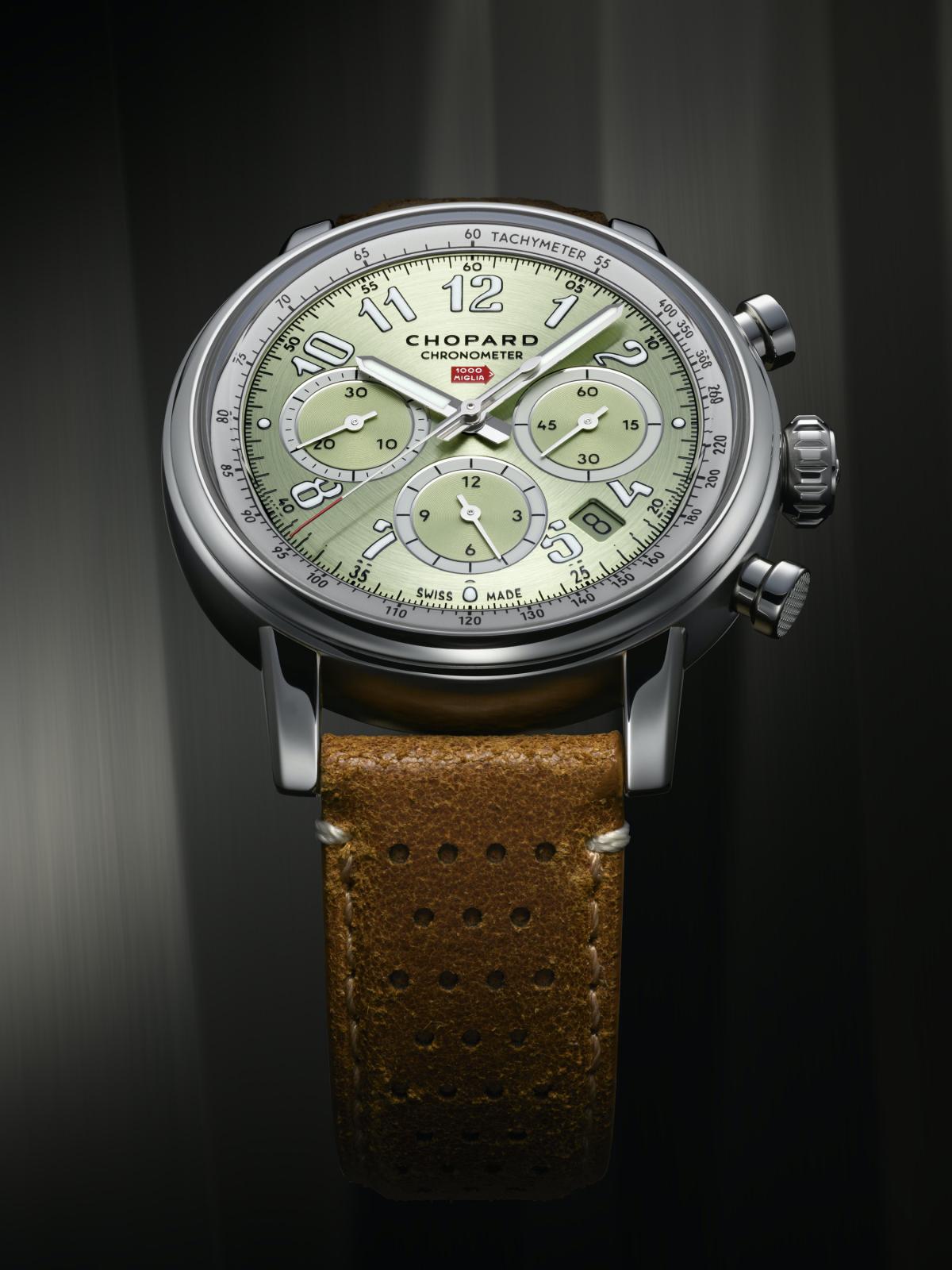 全新Mille Miglia Classic計時碼錶，採用40.5毫米錶殼，其錶殼、錶圈、錶冠和按鈕，由Chopard蕭邦特有Lucent Steel™精鋼製成，配備靈感來自汽車車身銬漆的彩色面盤，再配以箱型水晶錶鏡，呈現典雅的復古外觀。