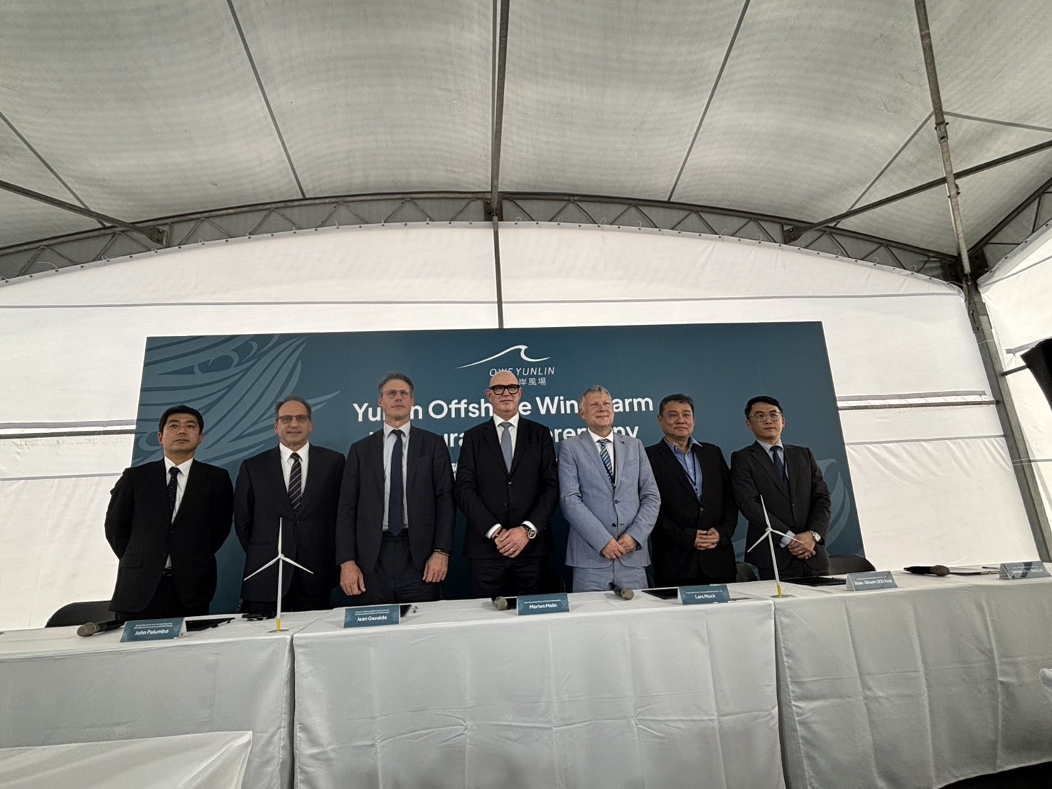 為了讓雲林離岸風場能順利完成，允能四大股東與銀行團密集協商之後取得共識，雙方再投資500多億新台幣，讓風場繼續蓋下去，確保銀行的債權能回收。