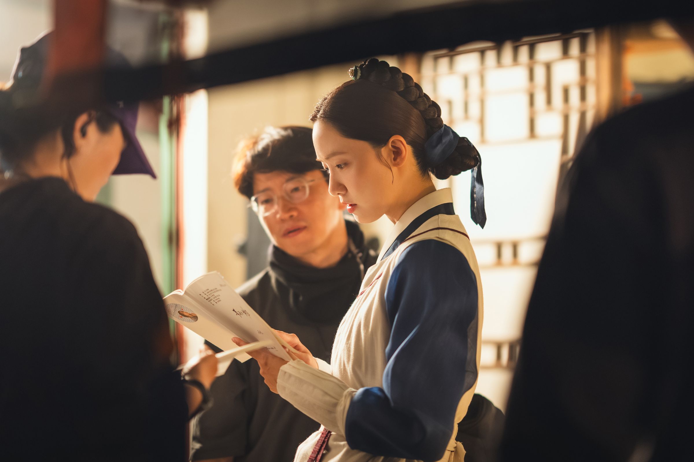 潤娥笑說劇中有很多結合法文的台詞，讓她練習到差點舌頭打結。（Netflix提供）