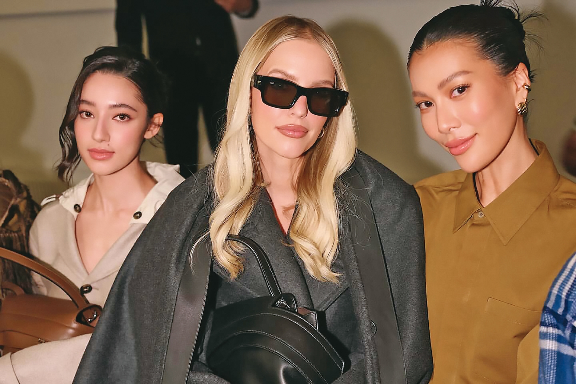 去年9月,莫莉(右)雖被詐騙近百萬元,仍出席米蘭時裝週。(翻攝自莫莉IG)