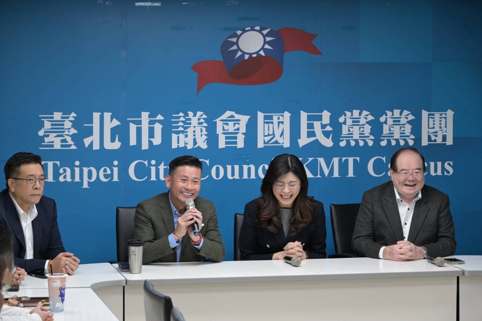 戴錫欽（左2）表示會充分尊重民眾黨的提名策略，並表示國民黨的目標是務必單獨過半。（翻攝自戴錫欽臉書）