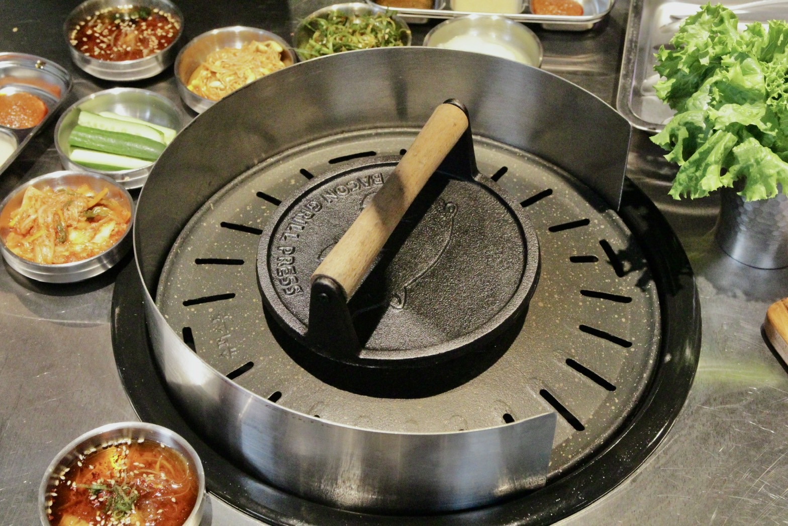 王品集團表示,「金咕韓式原塊烤肉」是第一家使用韓國鑄鐵壓肉板烤法的台灣韓式烤肉店。