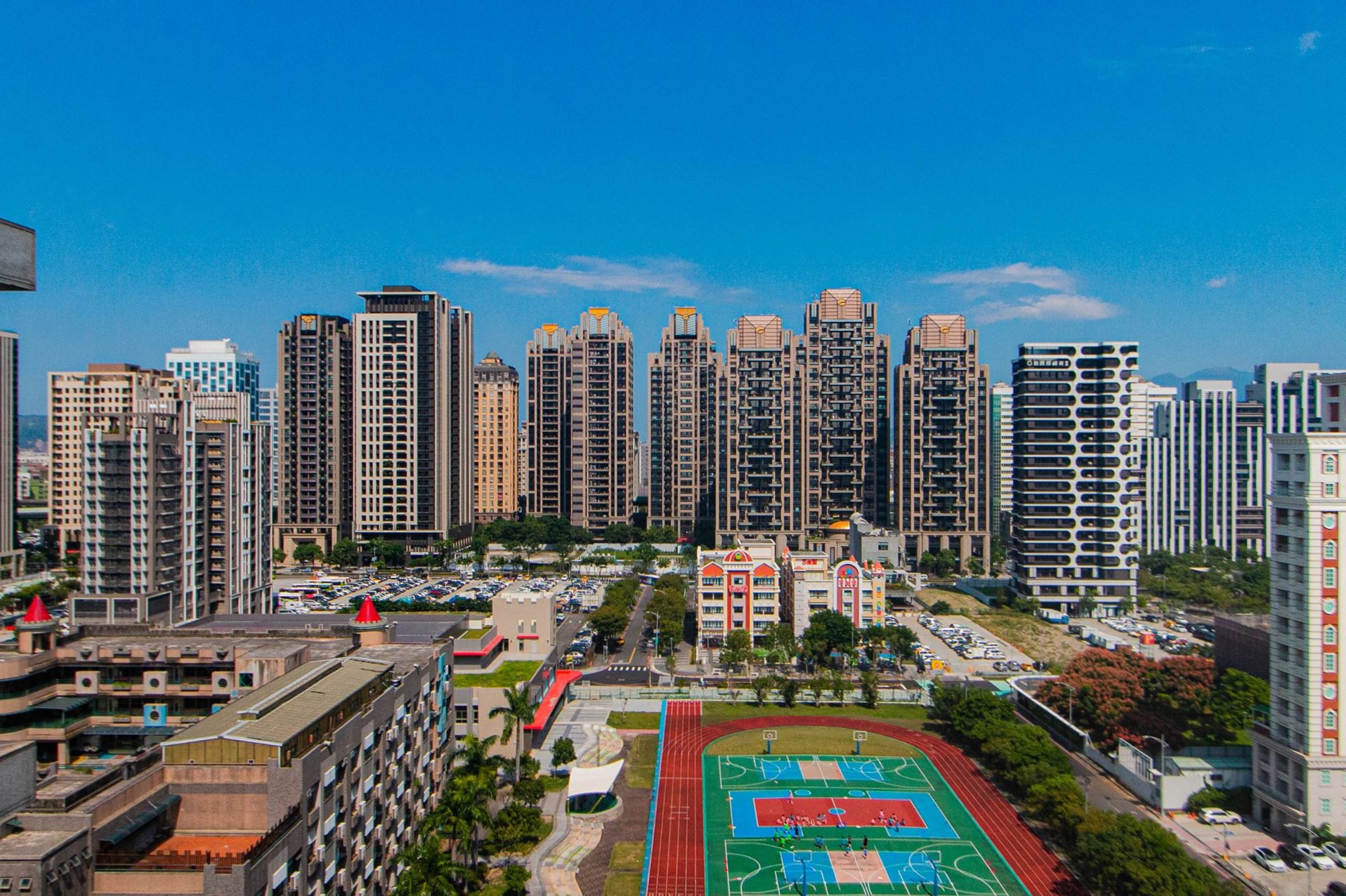 永慶房屋提醒,台灣也有如日劇《地面師》般團夥式房地產詐騙,因此購售屋有兩點要注意。