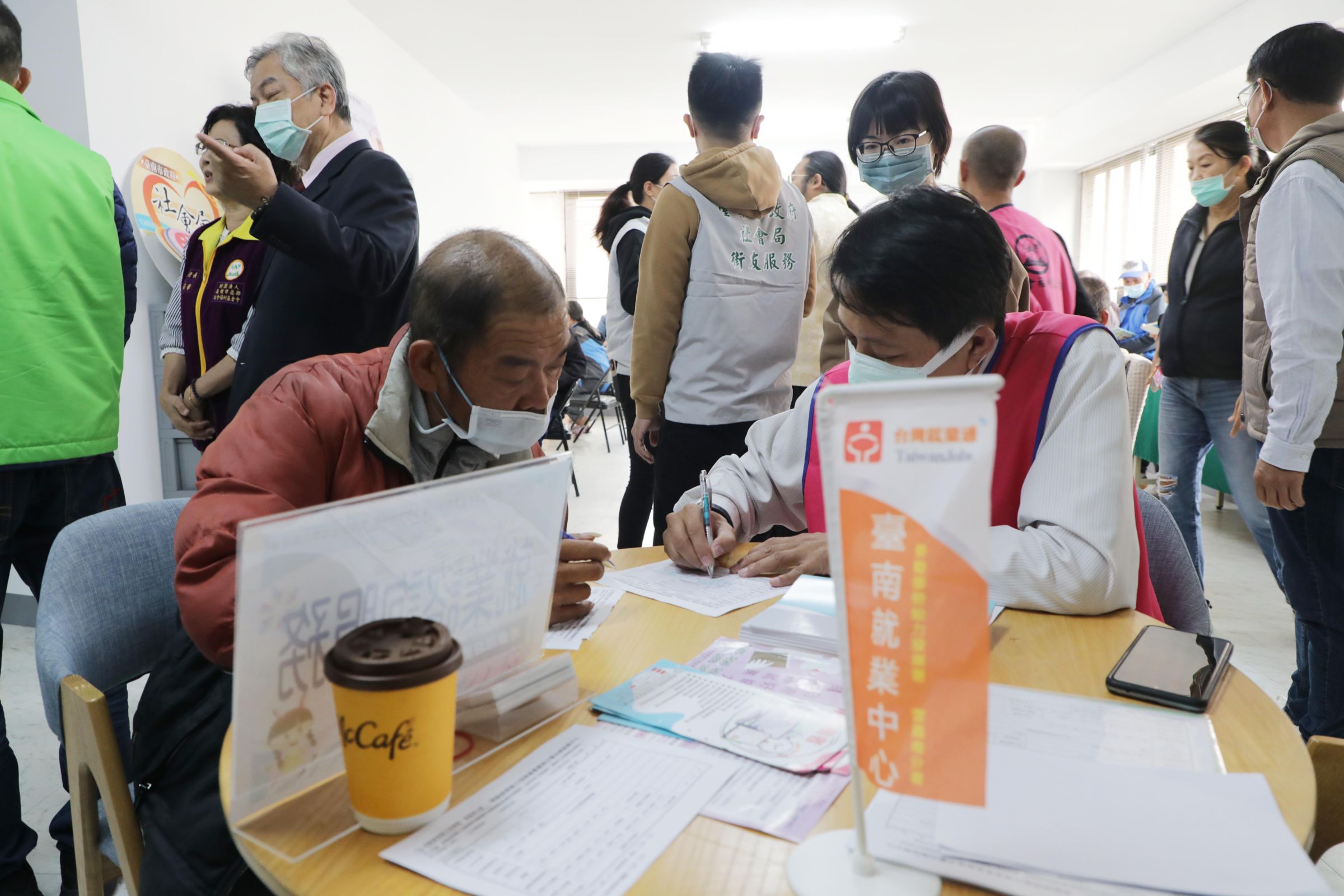 在臺南火車站附近的國賓大樓開辦「自立生活支援服務中心」,中心配置兩名專責社工人員,並媒合有就業意願之街友協助環境整理工作。