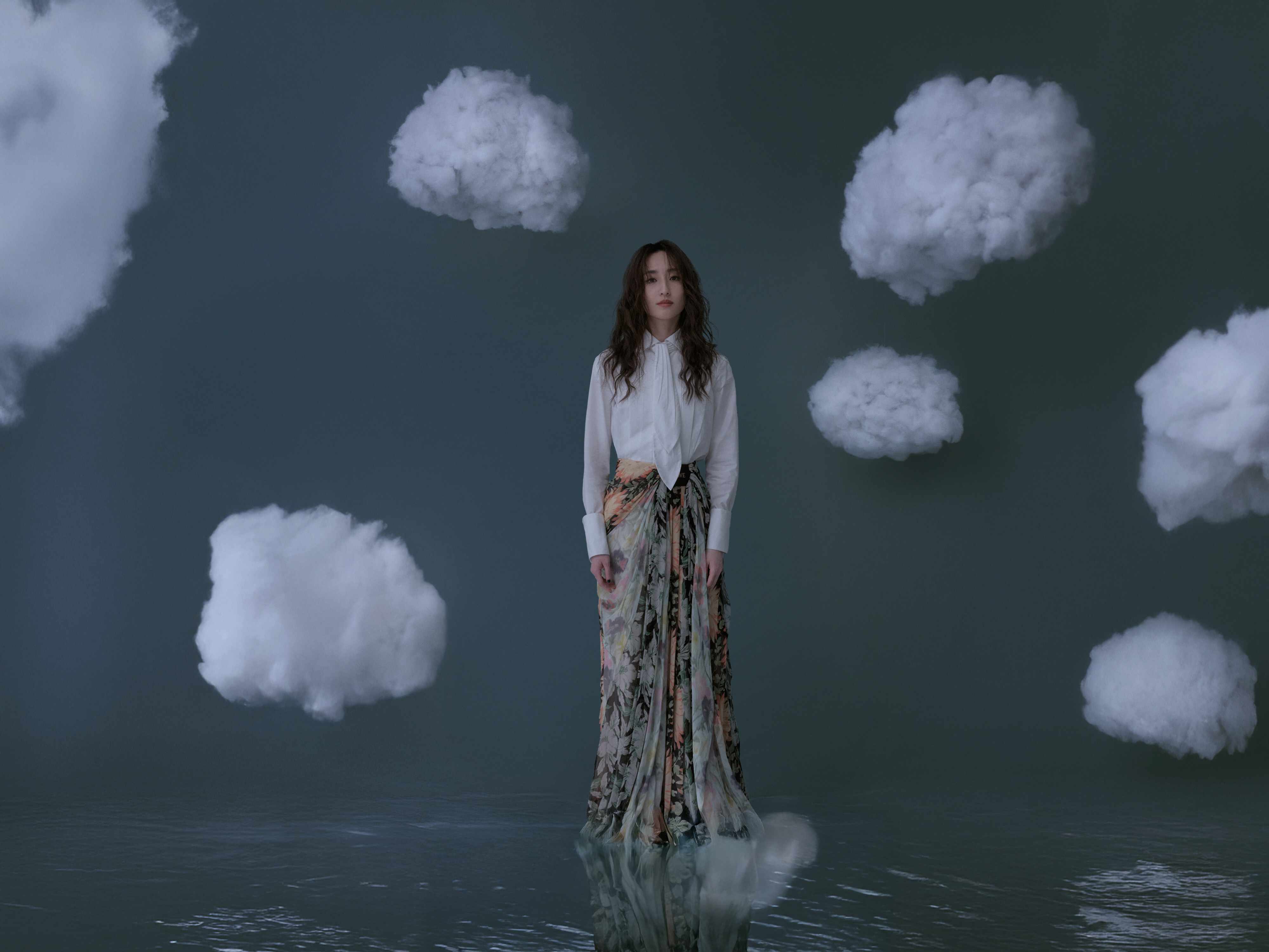 柯佳嬿為新書拍攝了夢幻感宣傳照。（重版文化提供）