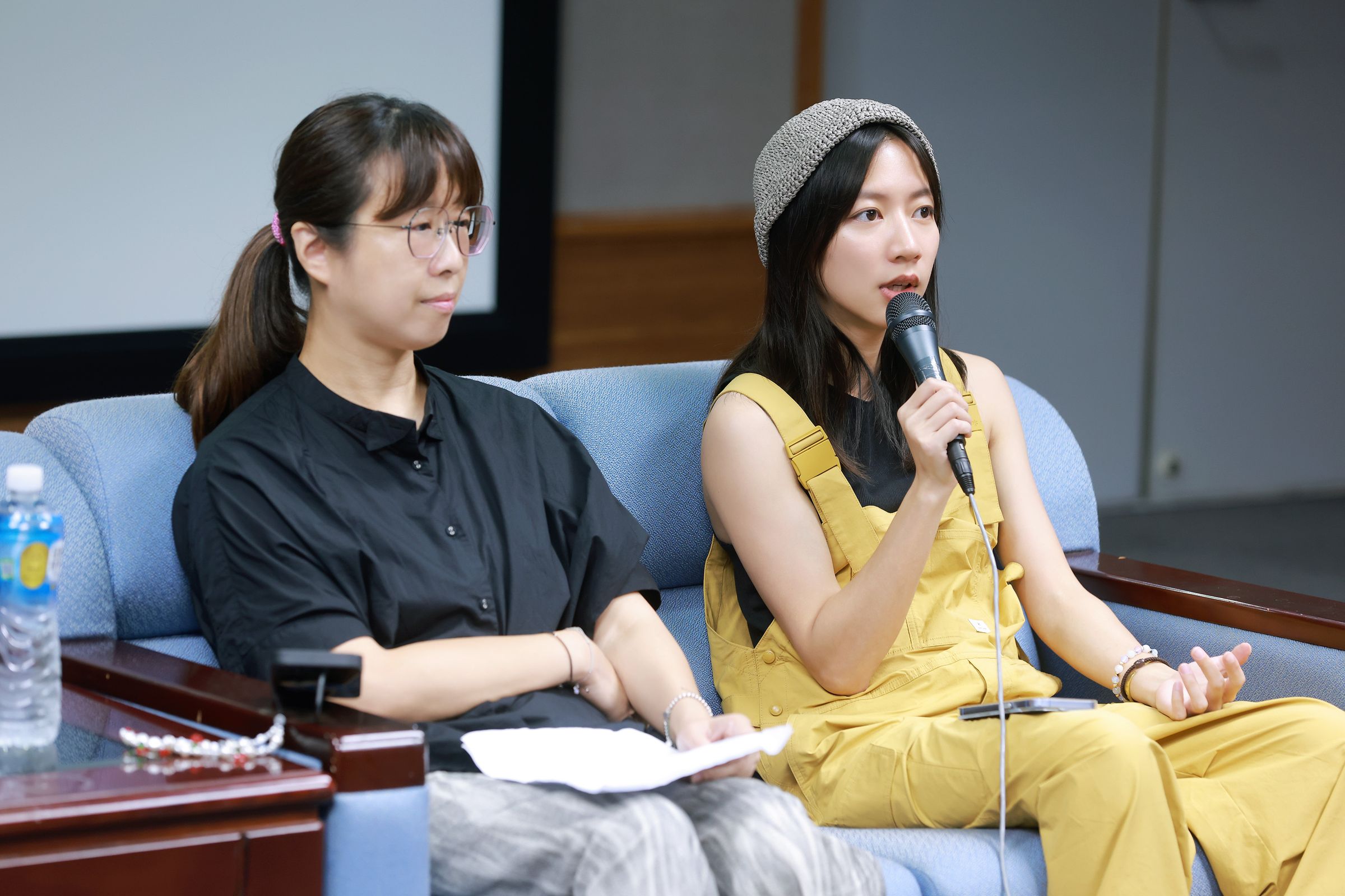 陳妤 （右）x 經紀人劉恬恬（左）「台語台表演班」揭開藝人與經紀人的親密默契。（台語台提供）