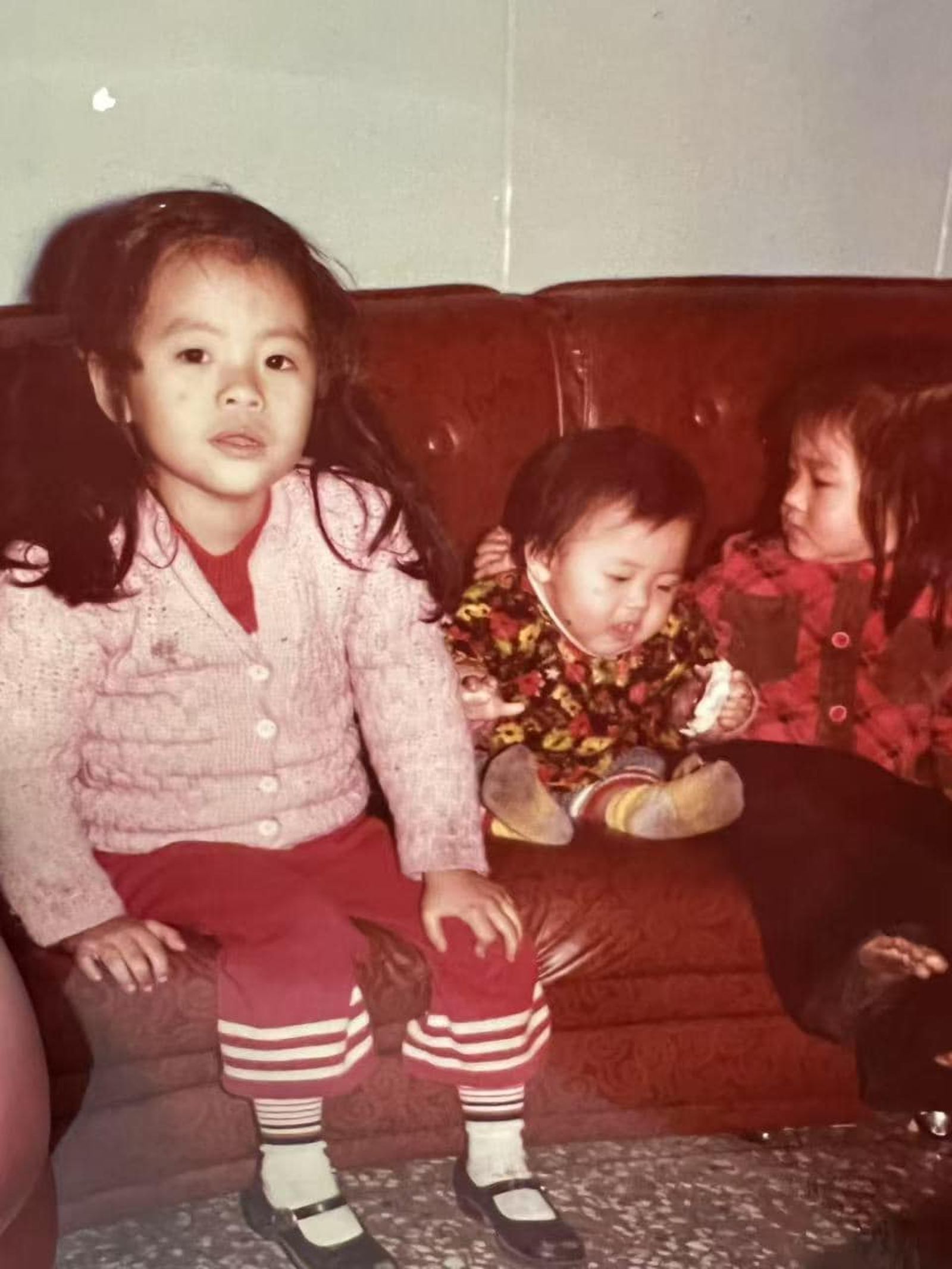 大S過世後,小S上傳她和大S及大姐的幼年照片,寫著「好想妳」。(翻攝自小S臉書)