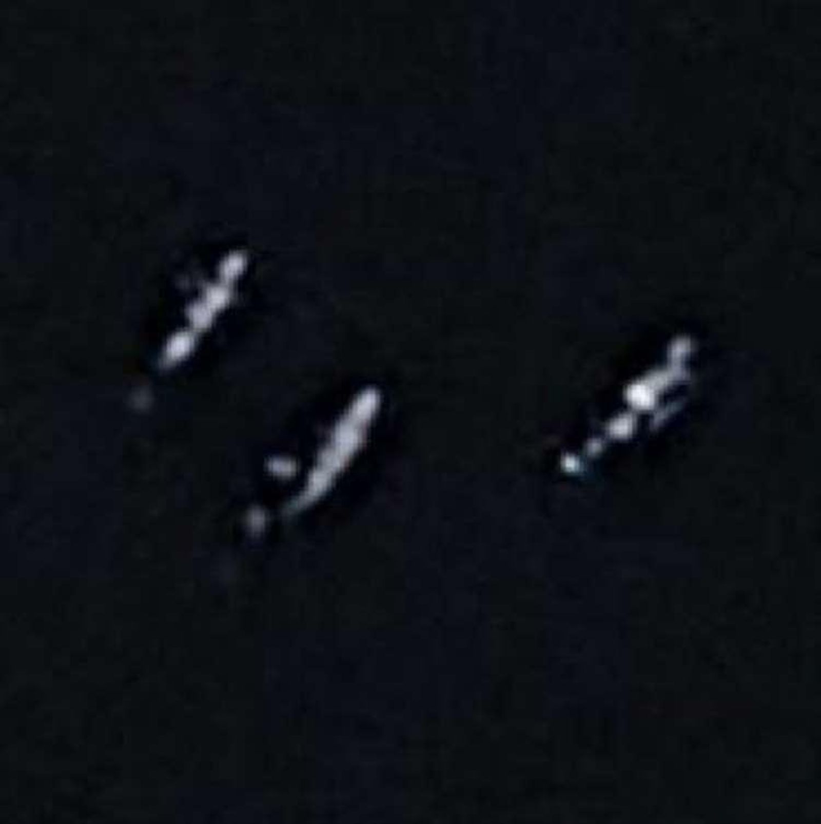 從Google Earth空拍畫面可見，3個神祕物體同時出現在尼斯湖靠近岸邊的水域。（翻攝Google Earth）
