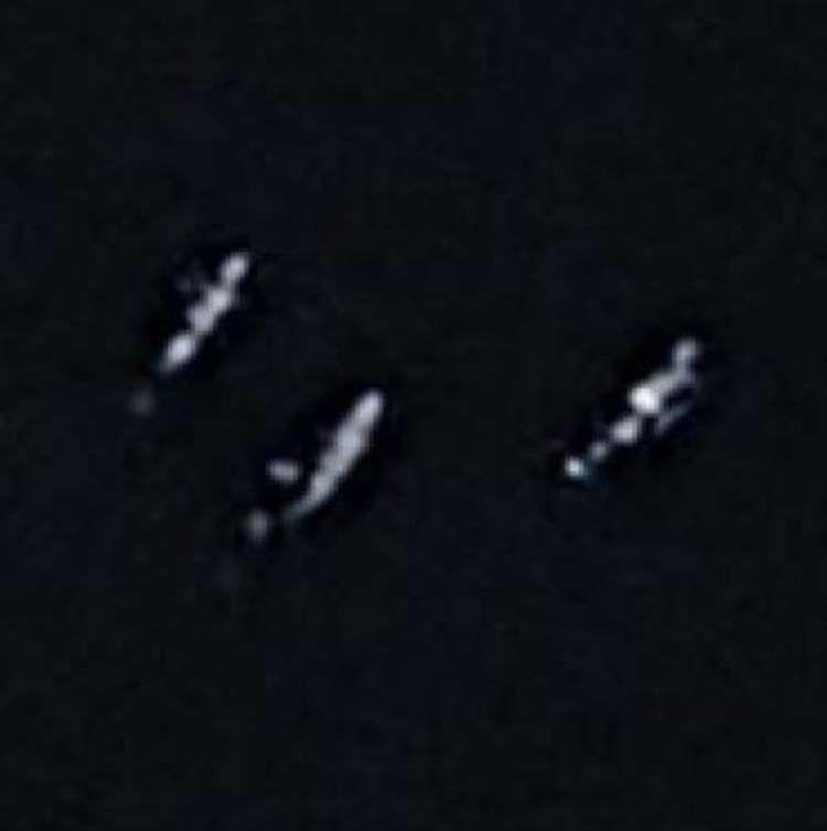 從Google Earth空拍畫面可見，3個神祕物體同時出現在尼斯湖靠近岸邊的水域。（翻攝Google Earth）