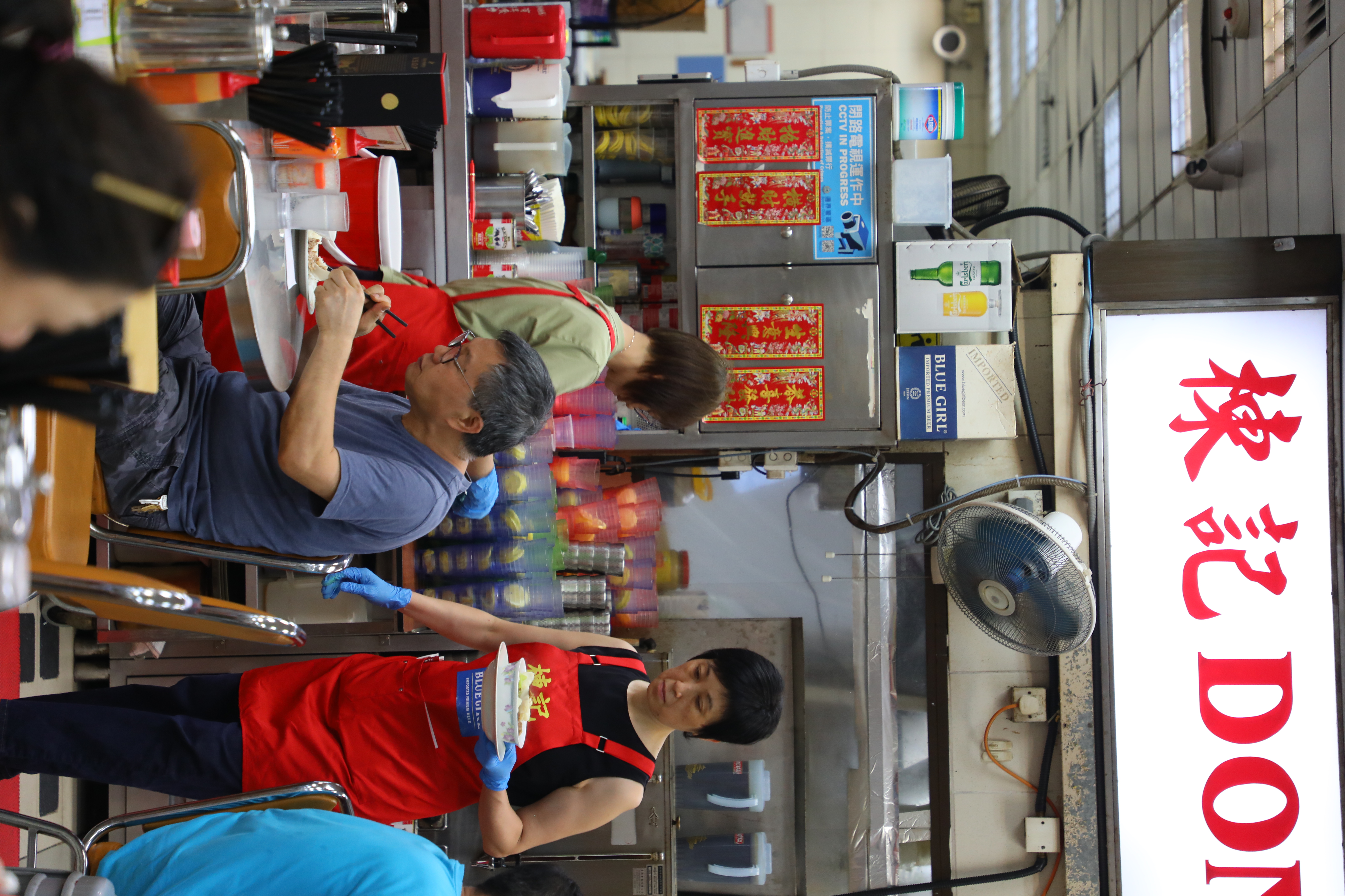 用餐時段，店員非常忙碌，穿梭在各桌之間。