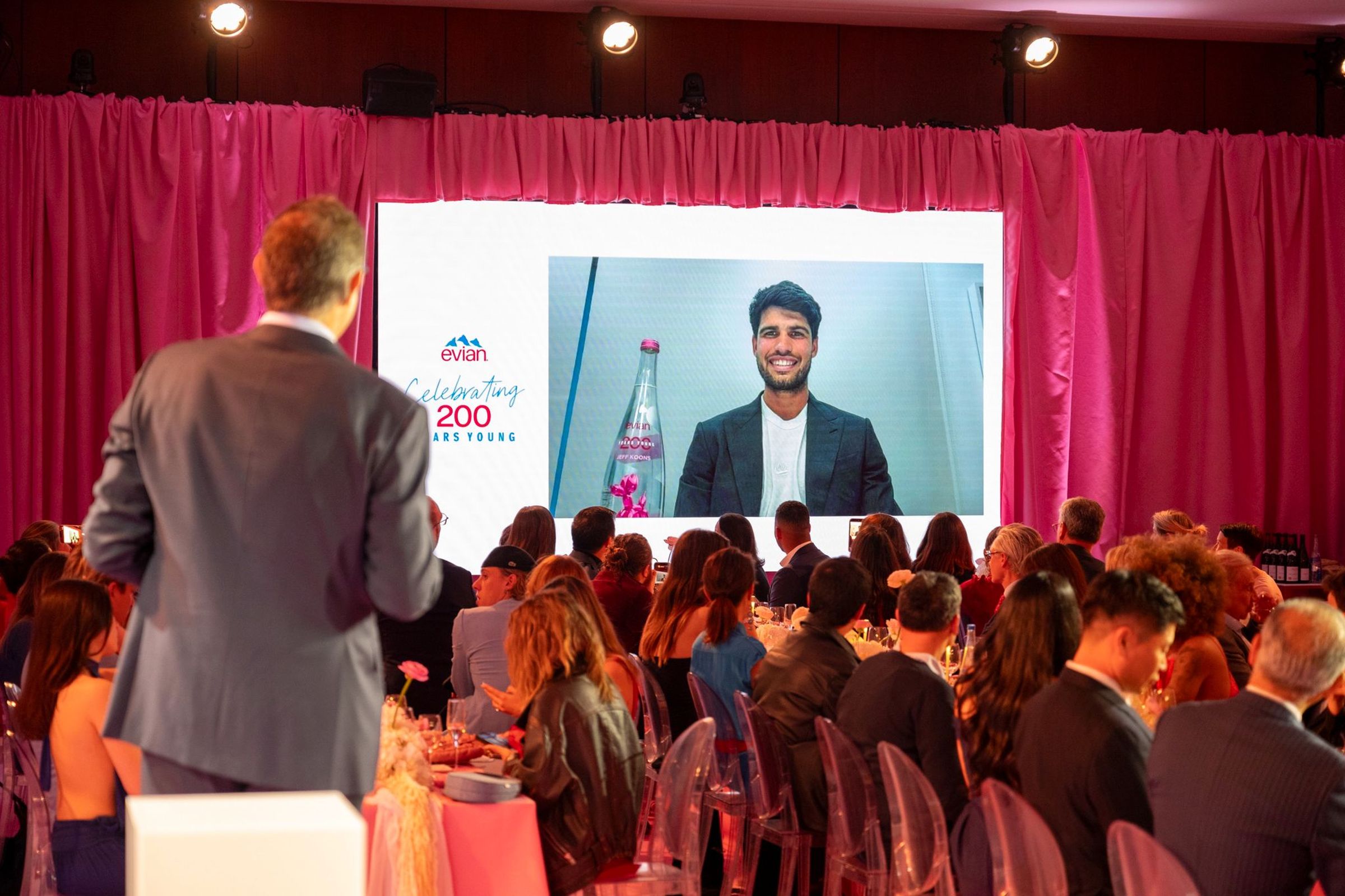 evian品牌大使、西班牙網球名將Carlos Alcaraz透過視訊遠端為evian 200週年活動獻上祝福。（evian提供）