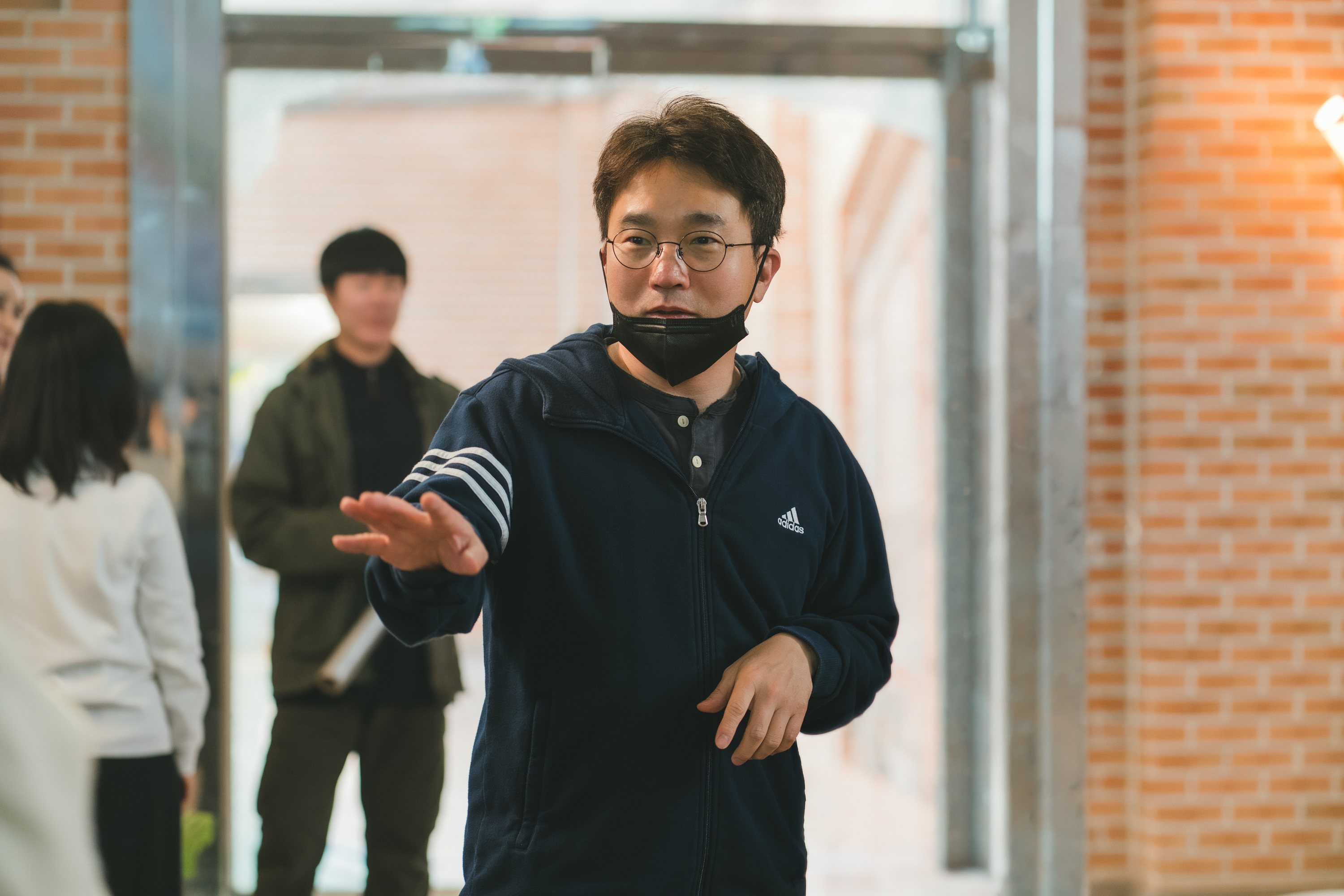 導演劉仁植（右）二度與朴恩斌合作，在訪問時導演頻頻對她比大拇指狂讚「神演技」。（Netflix提供）