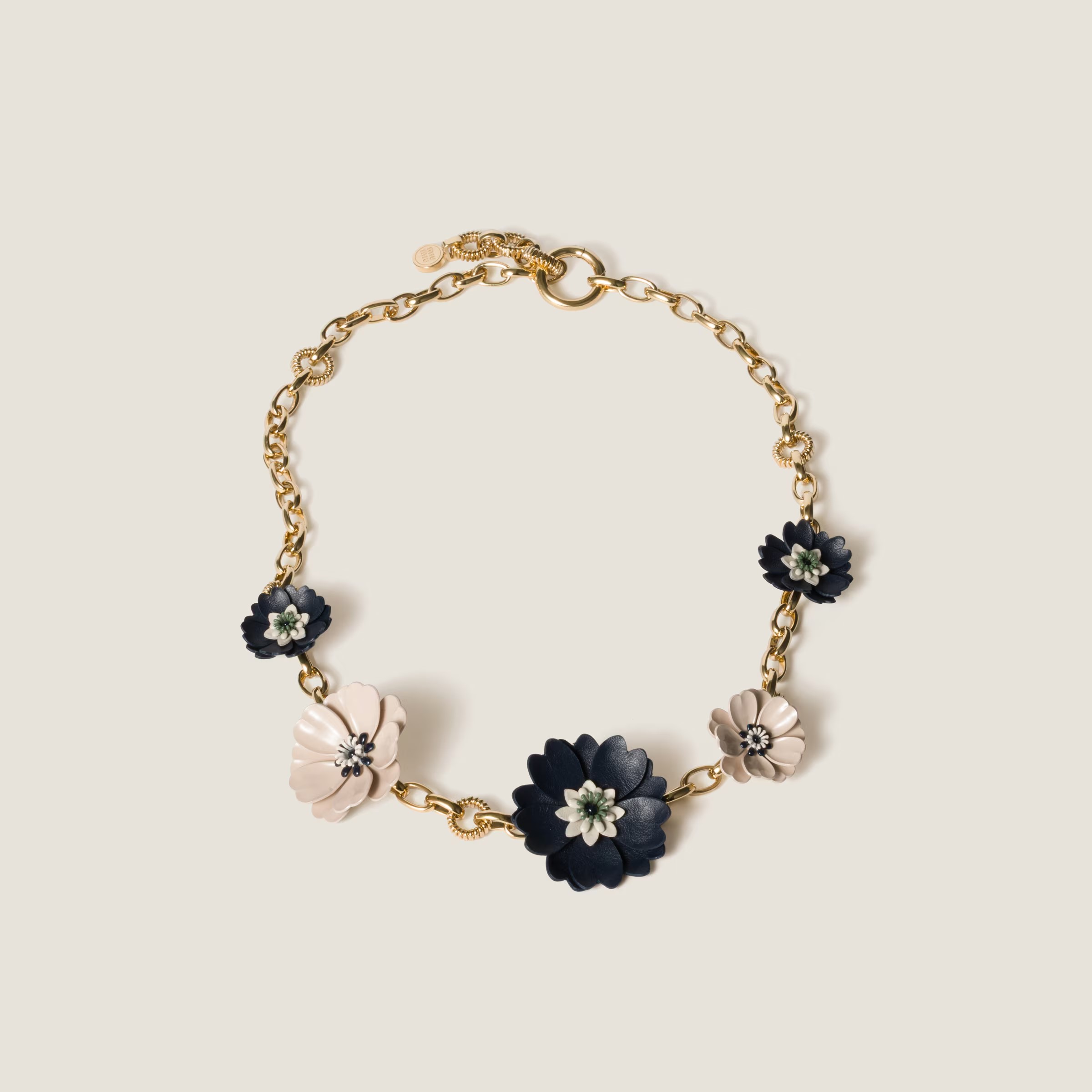 夏日皮革花朵項鍊。NT$61,000(Miu Miu提供)