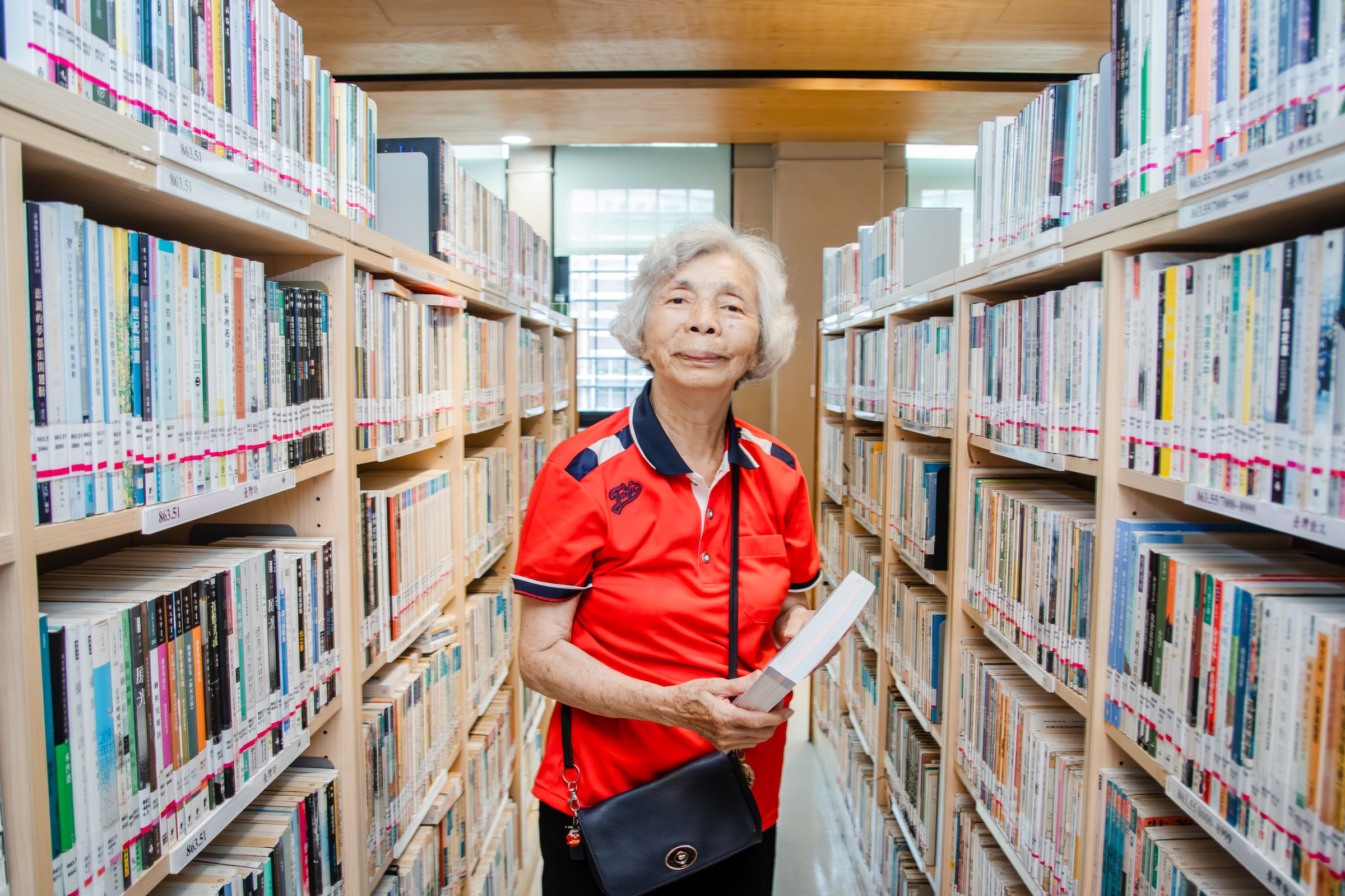 陳賞退休後,在書頁之間展開另一段人生。(攝影/傅紹華)