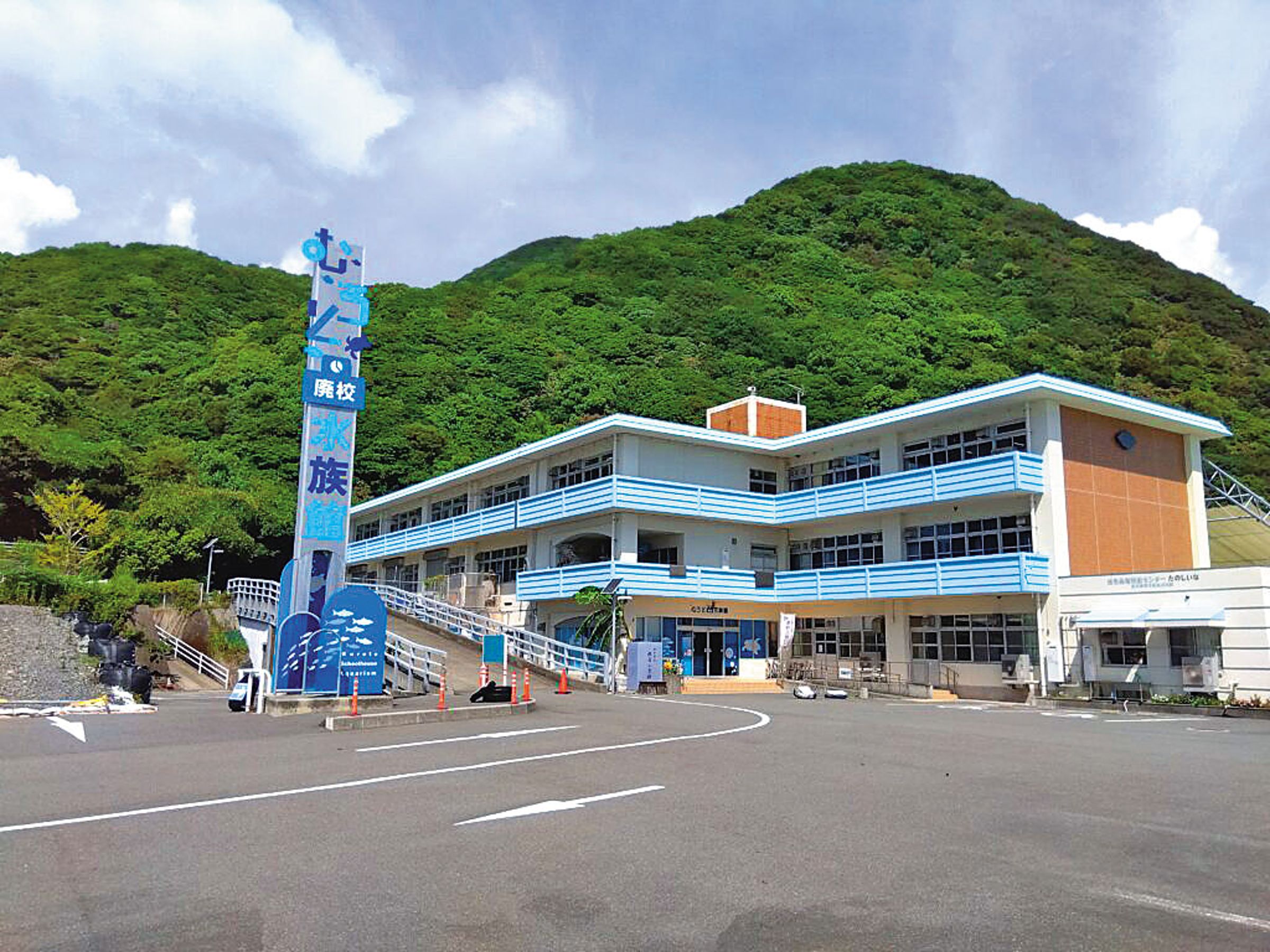 日本透過中央統籌推動「大家的廢校計畫」，將廢校資訊公開媒合，讓地方不必每一次都從頭摸索活化方式。（翻攝株式会社長崎経済研究所官網）
