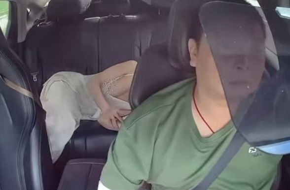 女乘客春光外洩，讓司機開車時看嗨，忘記到站要停車。（翻攝自吃瓜日報）