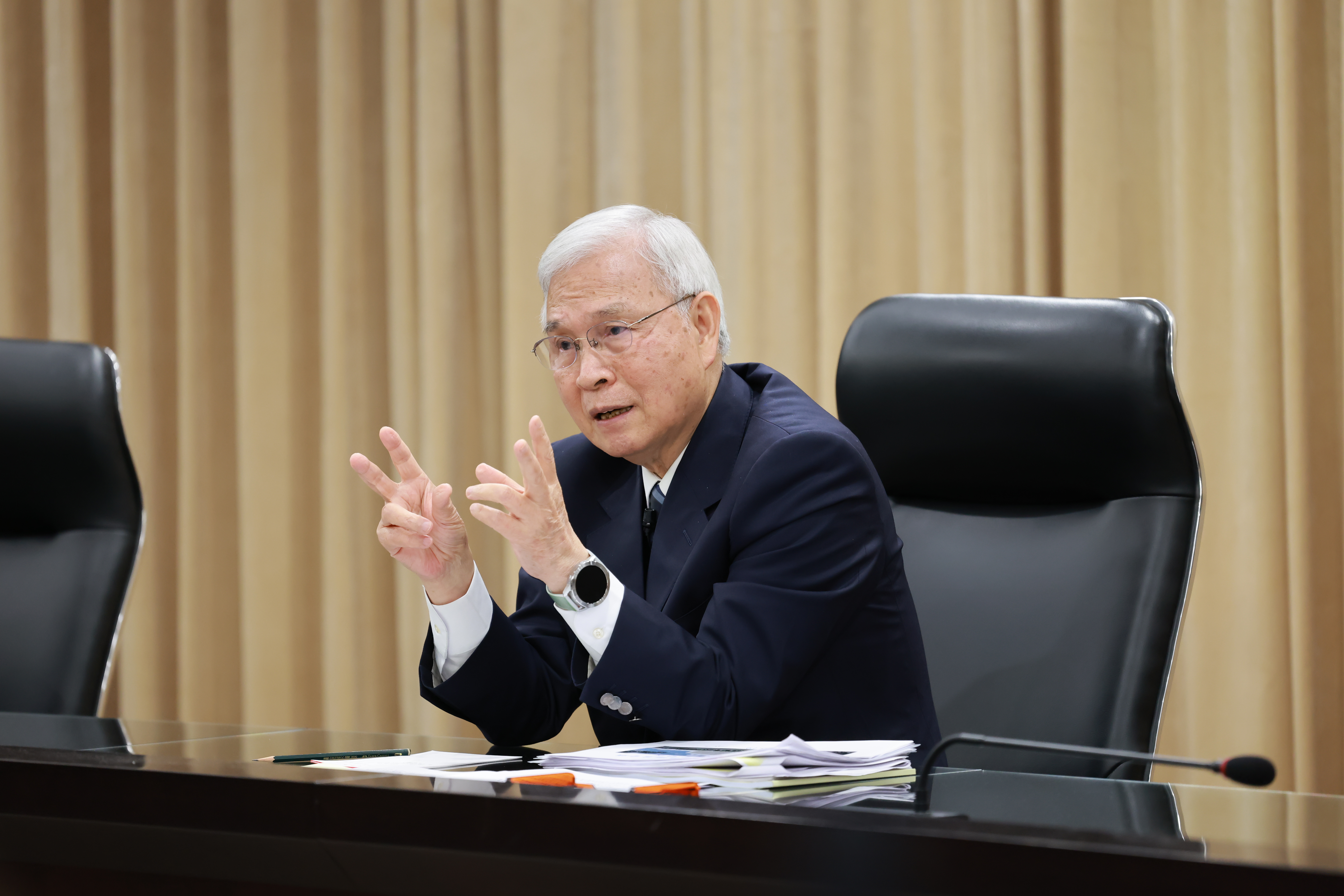 美財政部發布最新匯率報告,中央銀行表示,台灣長期經常帳順差源於高儲蓄率與對外投資收益,且雙方溝通管道順暢,未來將持續就總體經濟與匯率政策交換意見。