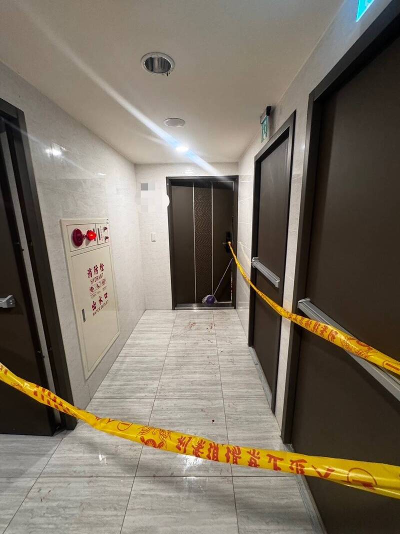 案發現場在張男9樓住家,他在屋內猛刺老母後衝下樓逃逸,警方到場拉起封鎖線調查。(翻攝畫面)